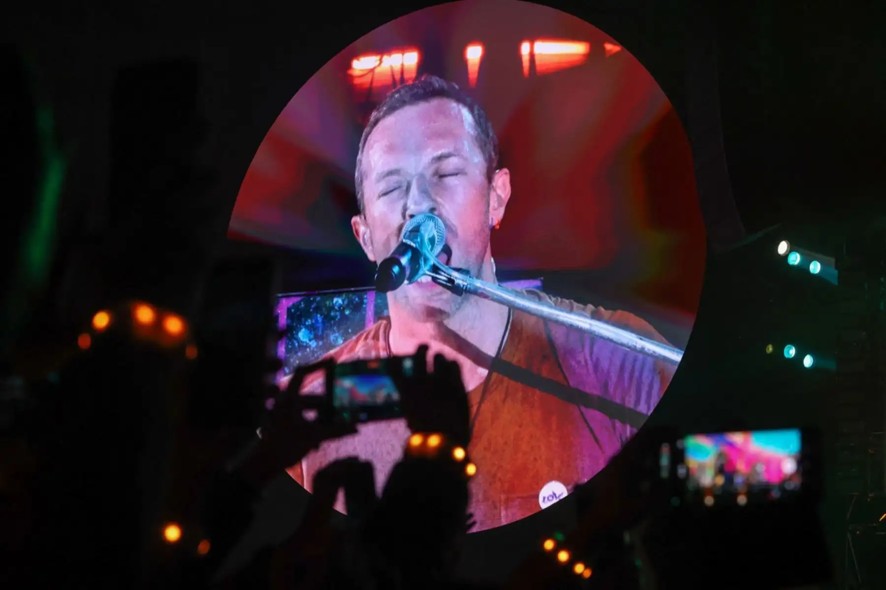 Banda británica Coldplay  en la voz de Chris Martin deslumbra en gran concierto realizado en el Estadio Nacional como parte de su tour internacional “Music of the spheres”.
Foto: ANDINA/ Andrés Valle