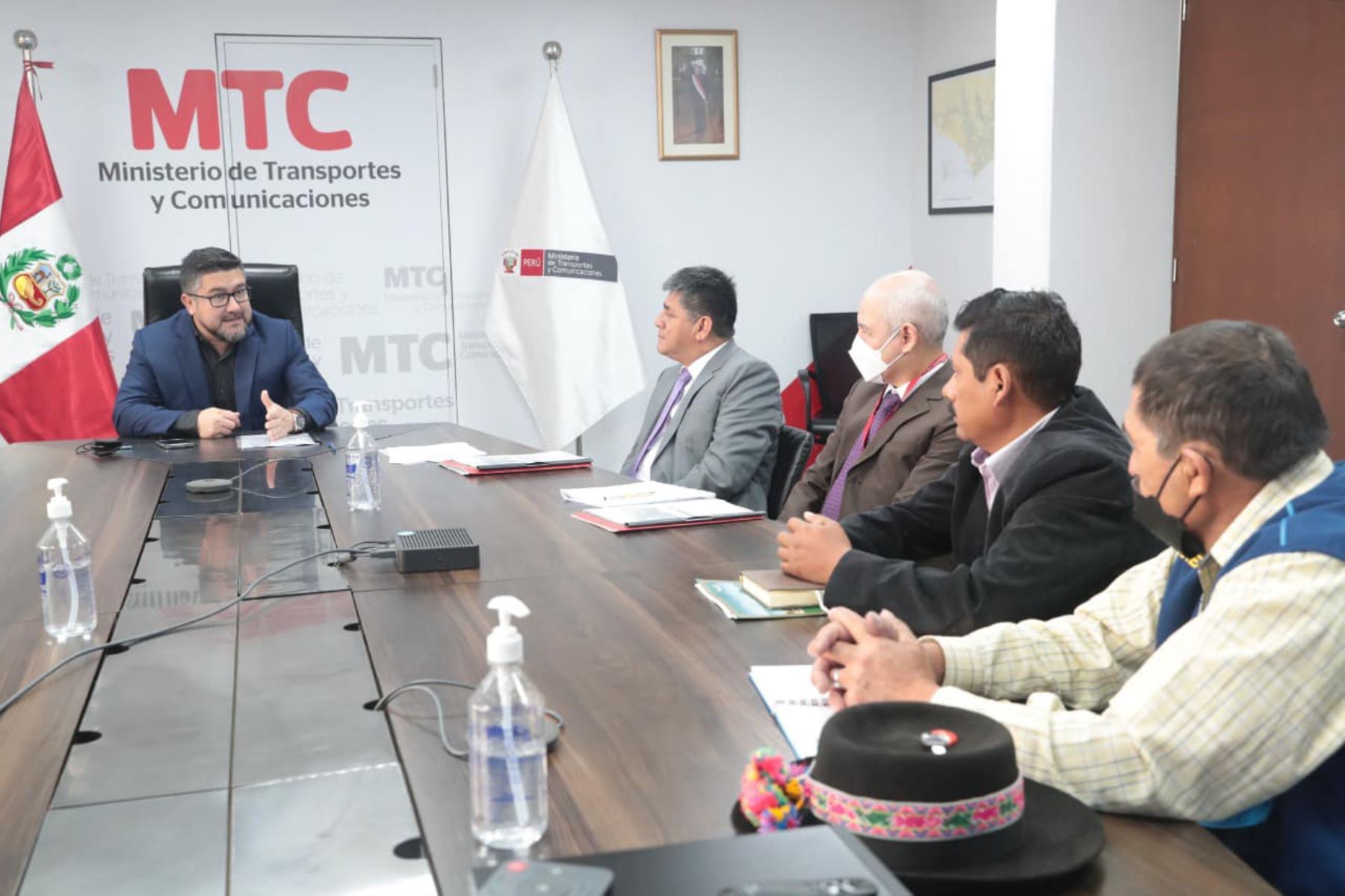 Titular del MTC, Geiner Alvarado, se reunió con autoridades de Ayacucho.