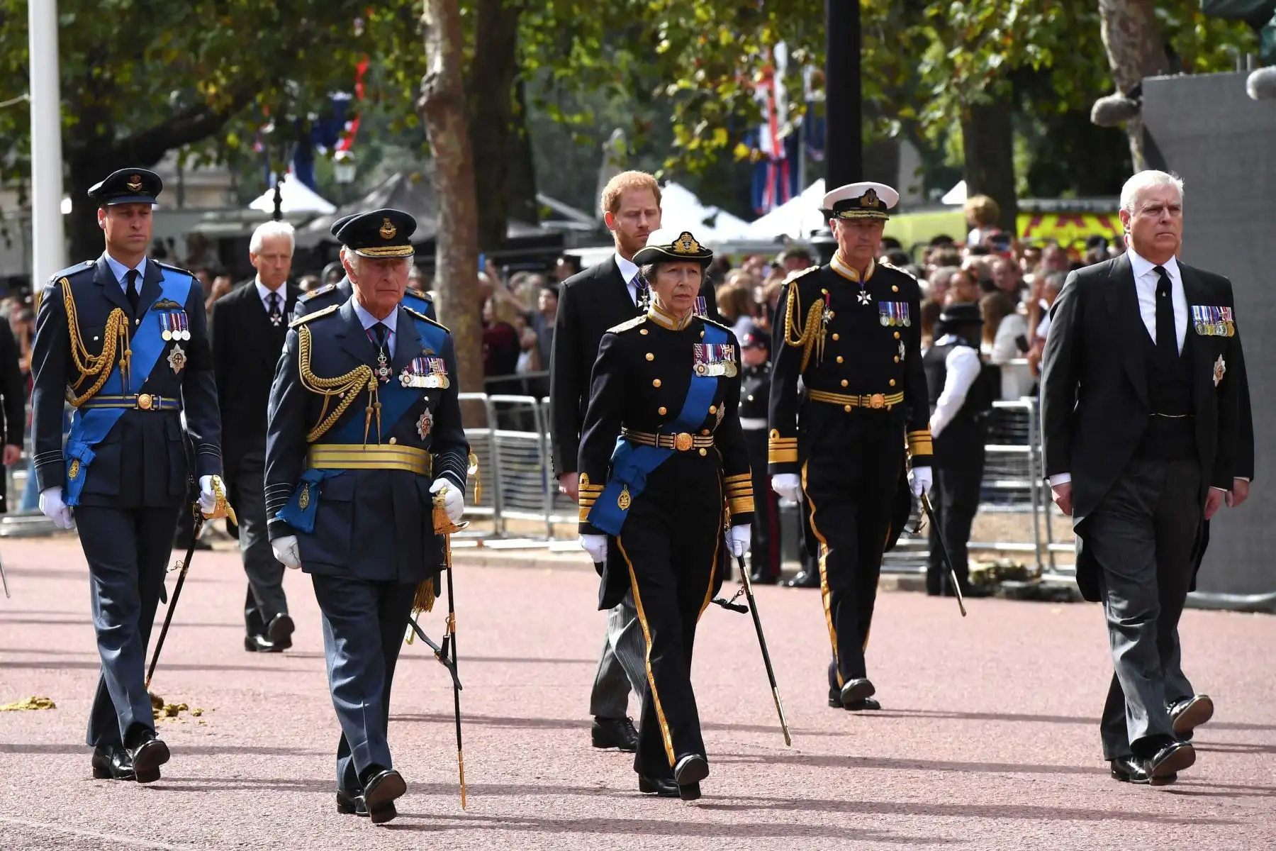 Príncipe Guillermo, Príncipe de Gales, Príncipe Harry, Duque de Sussex, Vicealmirante, Sir Timothy Lawrence ,Rey Carlos III, Princesa Ana, Princesa Real y Príncipe Andrés, Duque de York caminan detrás del ataúd de la reina Isabel II. Foto: AFP
