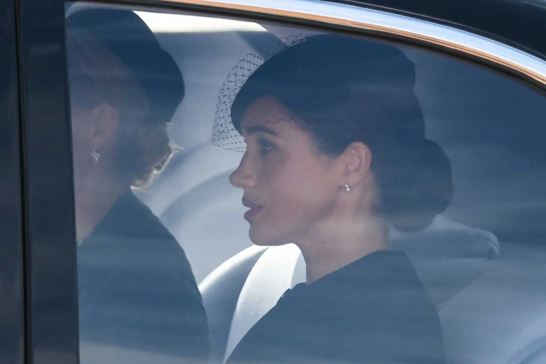 Meghan, duquesa de Sussex, es conducida detrás del ataúd de la reina Isabel II, adornada con un estandarte real y la corona del estado imperial y tirada por un carruaje de artillería a caballo real de la tropa del rey, durante una procesión desde el Palacio de Buckingham hasta el Palacio de Westminster. , en Londres. Foto: AFP