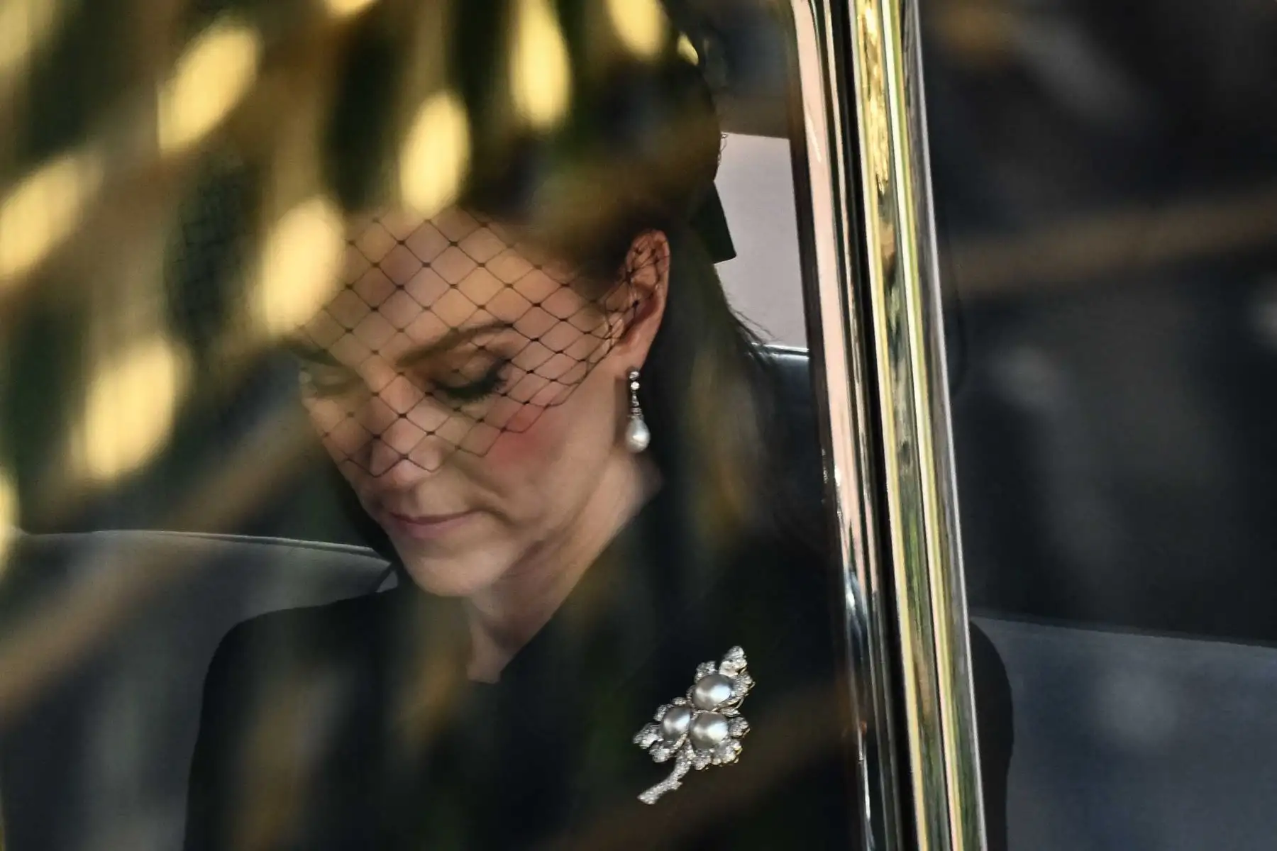 Catalina, princesa de Gales de Gran Bretaña, es conducida detrás del ataúd de la reina Isabel II, adornada con un estandarte real y la corona del estado imperial y tirada por un carruaje de artillería a caballo real de la tropa del rey, durante una procesión desde el Palacio de Buckingham hasta el Palacio de Westminster, en Londres. Foto: AFP