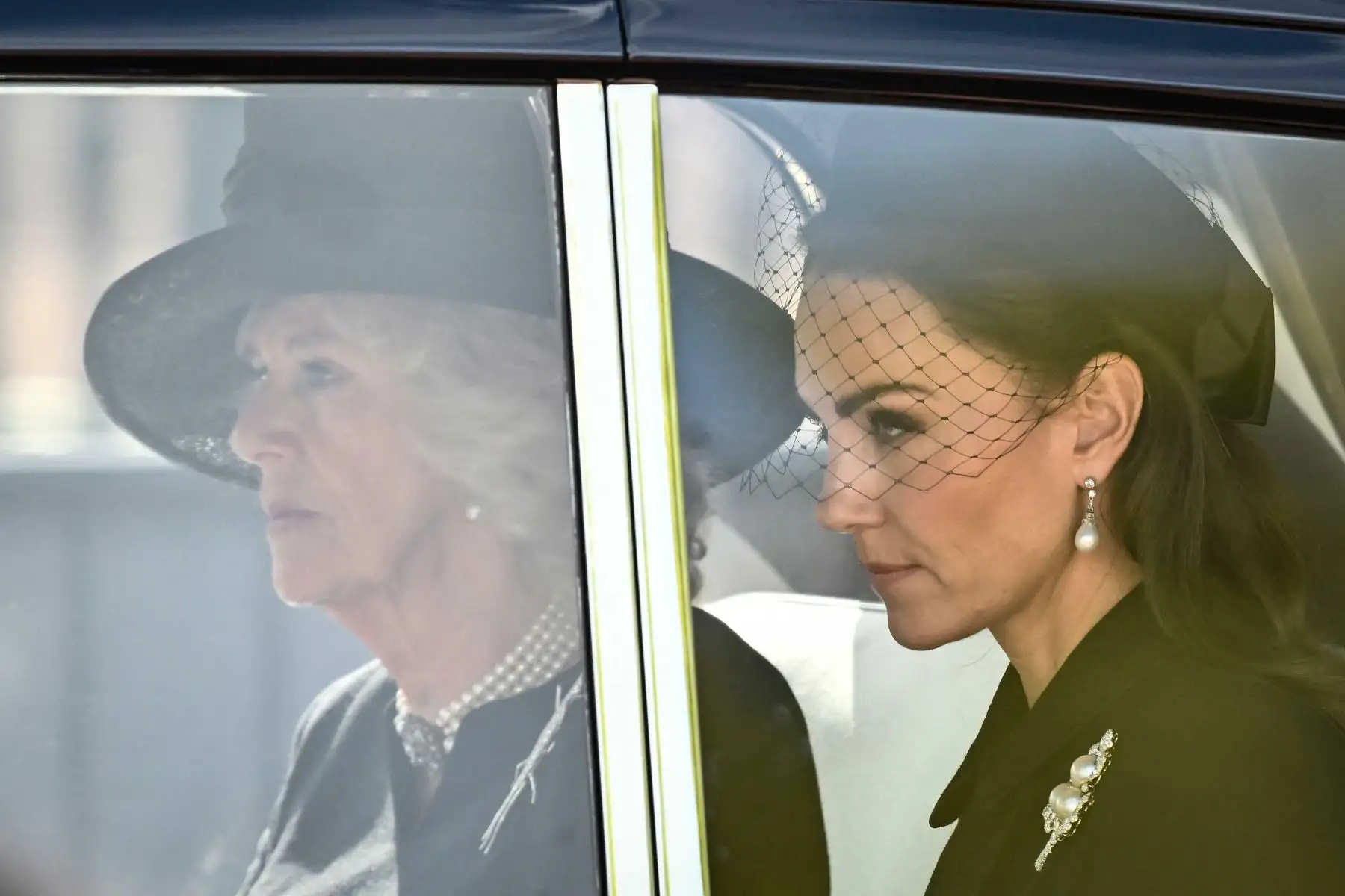 La británica Camilla, la reina consorte y la británica Catalina, princesa de Gales son conducidas detrás del ataúd de la reina Isabel II. Foto: AFP