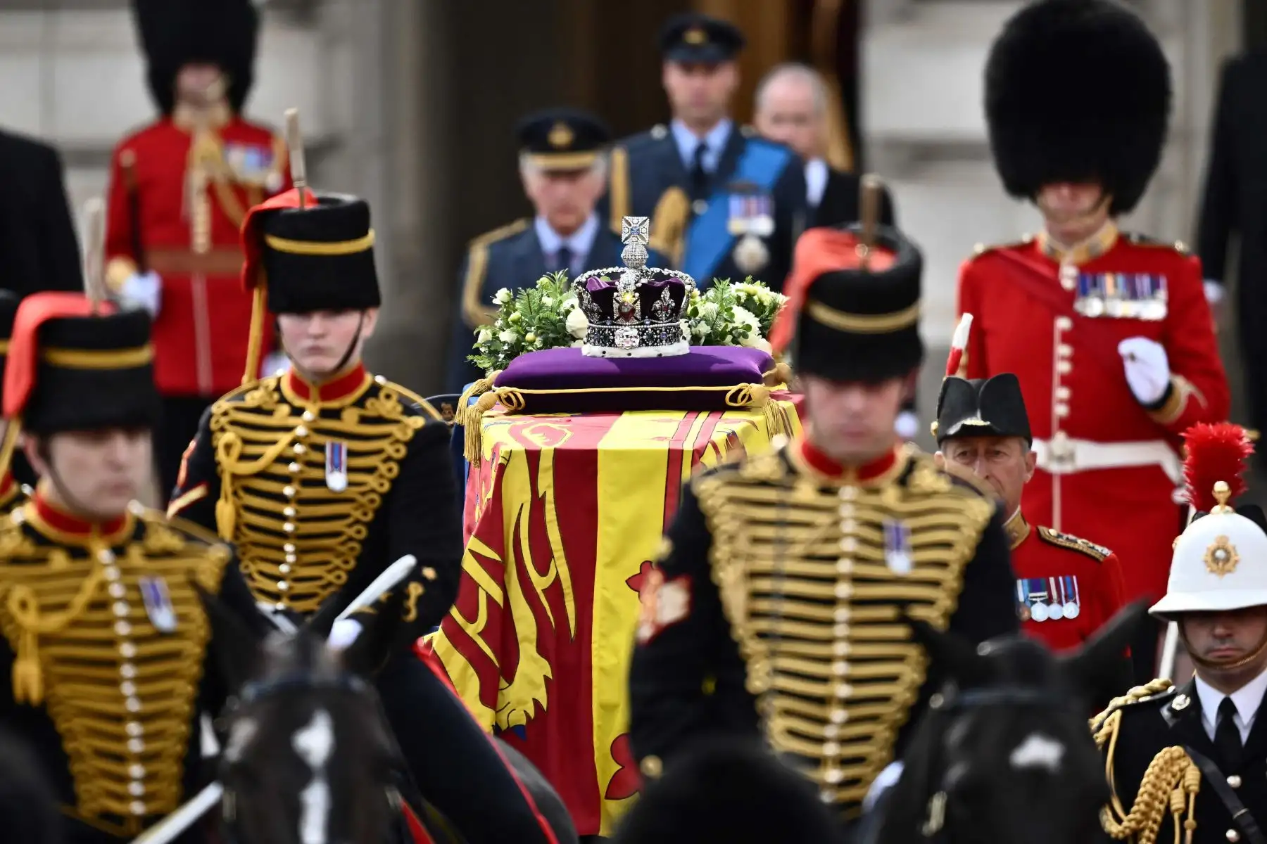 El ataúd de la reina Isabel II, adornado con un estandarte real y la corona del estado imperial y tirado por un carruaje de artillería a caballo real de la tropa del rey, se muestra durante una procesión desde el Palacio de Buckingham hasta el Palacio de Westminster, en Londres. Foto: AFP