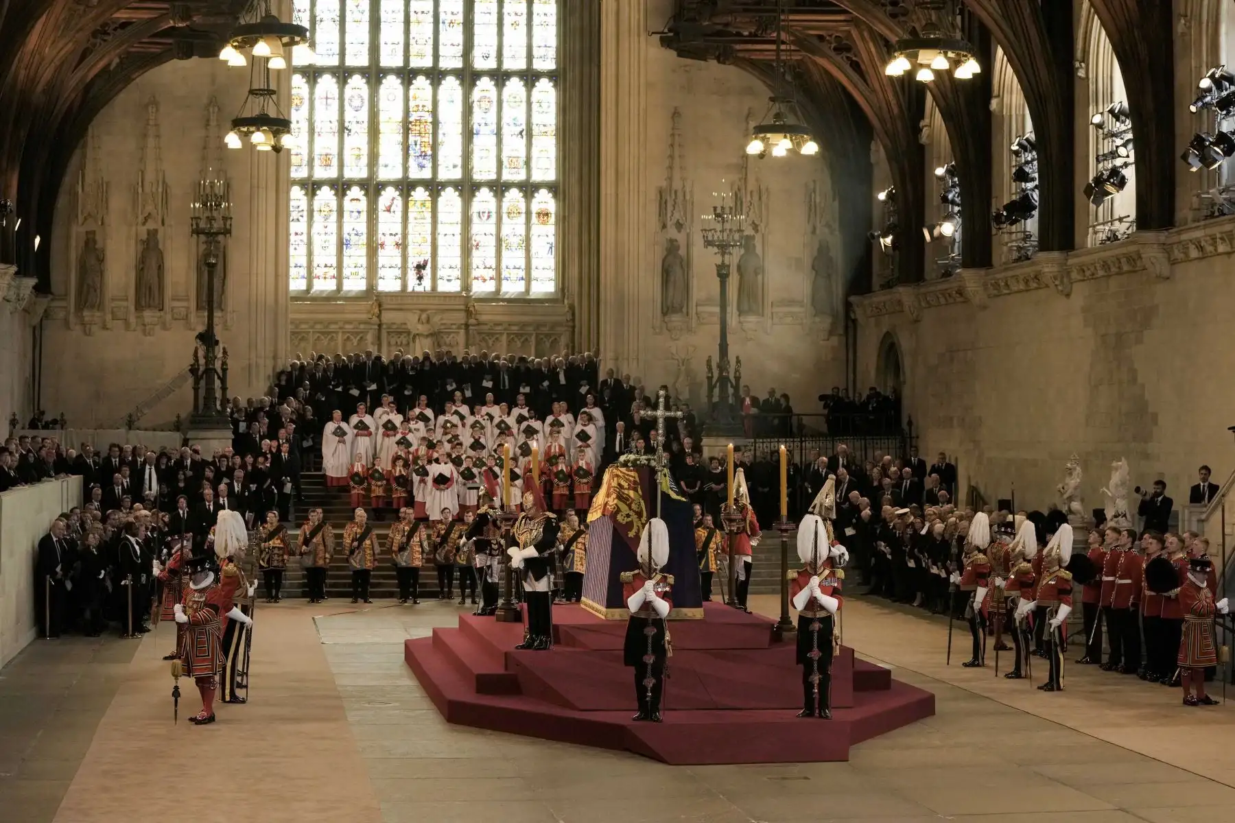 vista general del ataúd de la reina Isabel II de Gran Bretaña dentro de Westminster Hall, en el Palacio de Westminster, donde descansará en un catafalco, en Londres. Foto. AFP