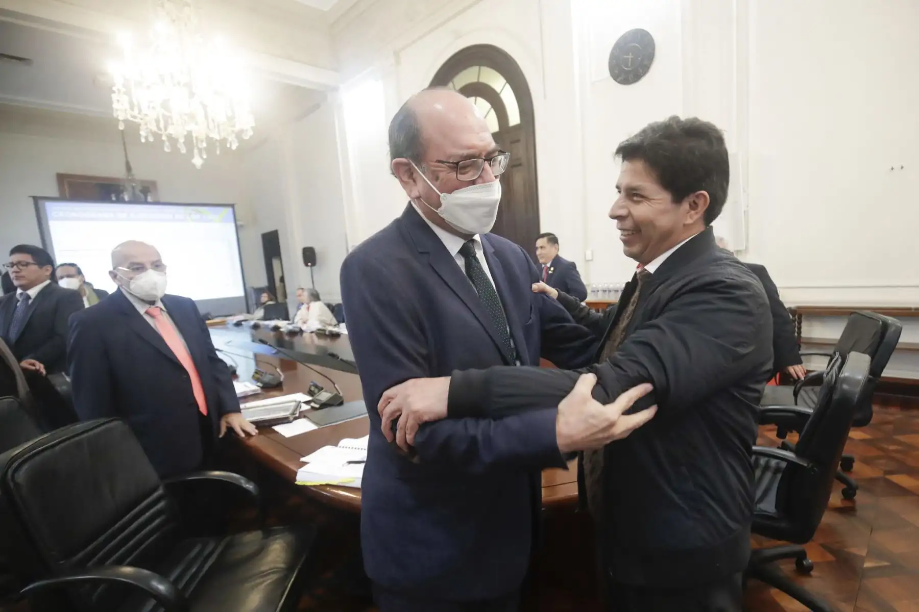 Jefe de Estado Pedro Castillo, saluda al canciller César Landa, durante la sesión del Consejo de Ministros. Foto: ANDINA/Prensa Presidencia