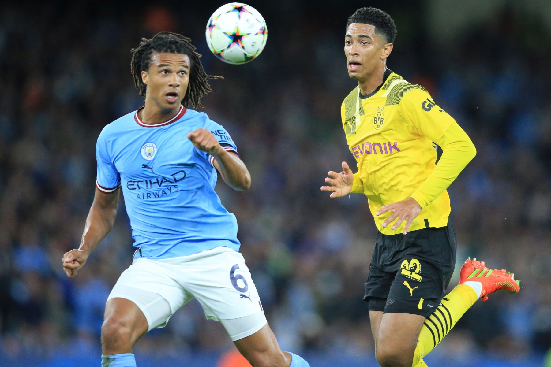 El mediocampista inglés del Dortmund, Jude Bellingham , compite por el balón con el defensor holandés del Manchester City, Nathan Ake, durante el partido de fútbol del grupo G de la Liga de Campeones de la UEFA entre el Manchester City de Inglaterra y el Borussia Dortmund de Alemania en el estadio Etihad de Manchester.
Foto: AFP