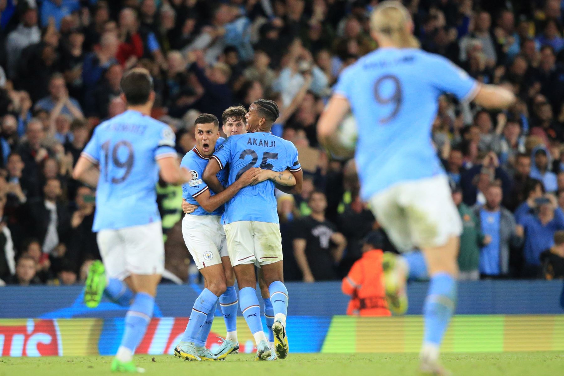 El defensor inglés del Manchester City, John Stones , celebra con sus compañeros de equipo después de anotar el empate durante el partido de fútbol del grupo G de la Liga de Campeones de la UEFA entre el Manchester City de Inglaterra y el Borussia Dortmund de Alemania en el estadio Etihad de Manchester.
Foto: AFP