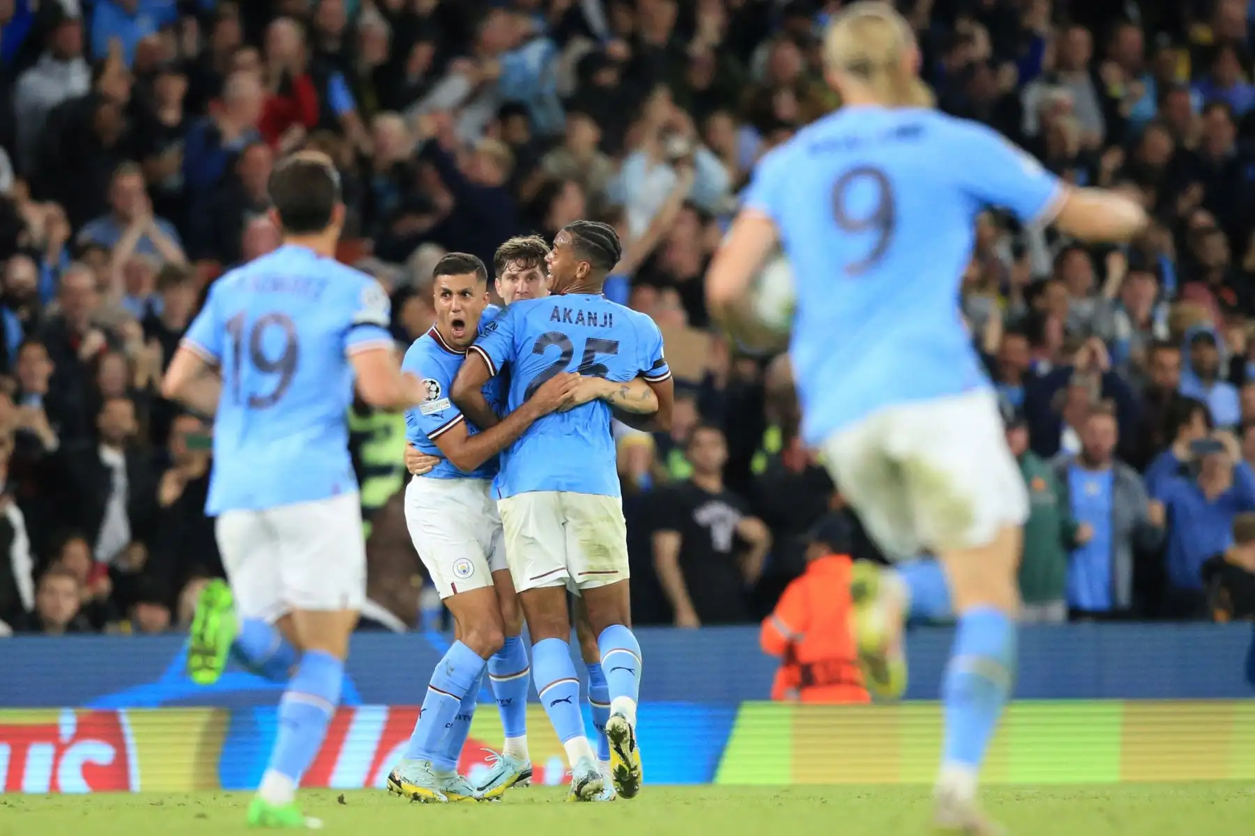 El defensor inglés del Manchester City, John Stones , celebra con sus compañeros de equipo después de anotar el empate durante el partido de fútbol del grupo G de la Liga de Campeones de la UEFA entre el Manchester City de Inglaterra y el Borussia Dortmund de Alemania en el estadio Etihad de Manchester.
Foto: AFP