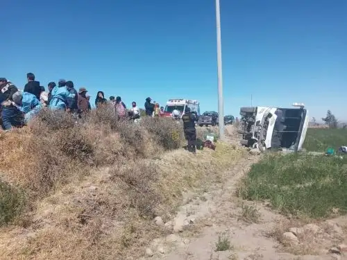 Despiste de bus interprovincial en distrito de Chiguata, región Arequipa deja diez personas heridas. Foto: Cortesía: Reportando Moquegua/Facebook