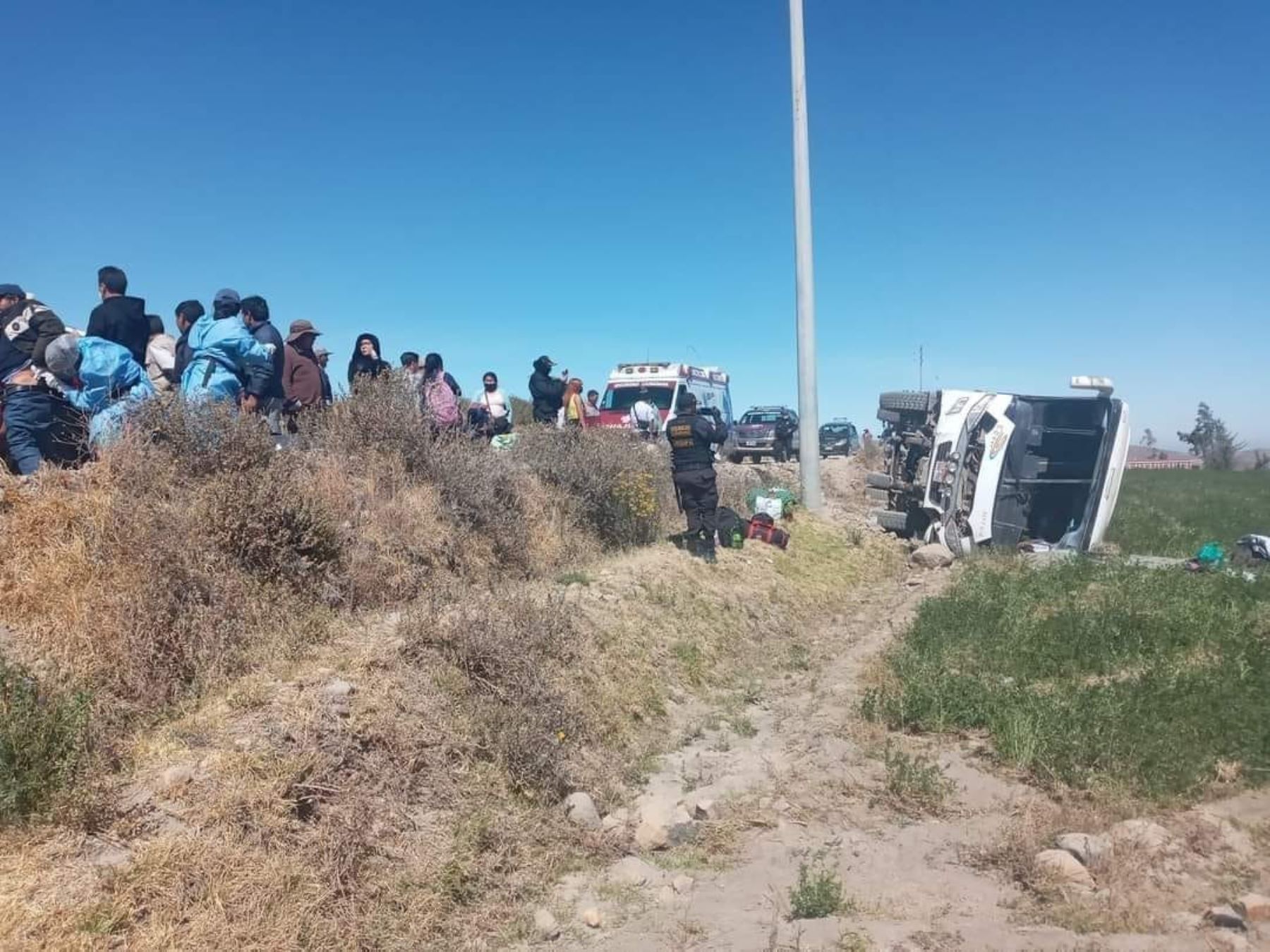 Despiste de bus interprovincial en distrito de Chiguata, región Arequipa deja diez personas heridas. Foto: Cortesía: Reportando Moquegua/Facebook