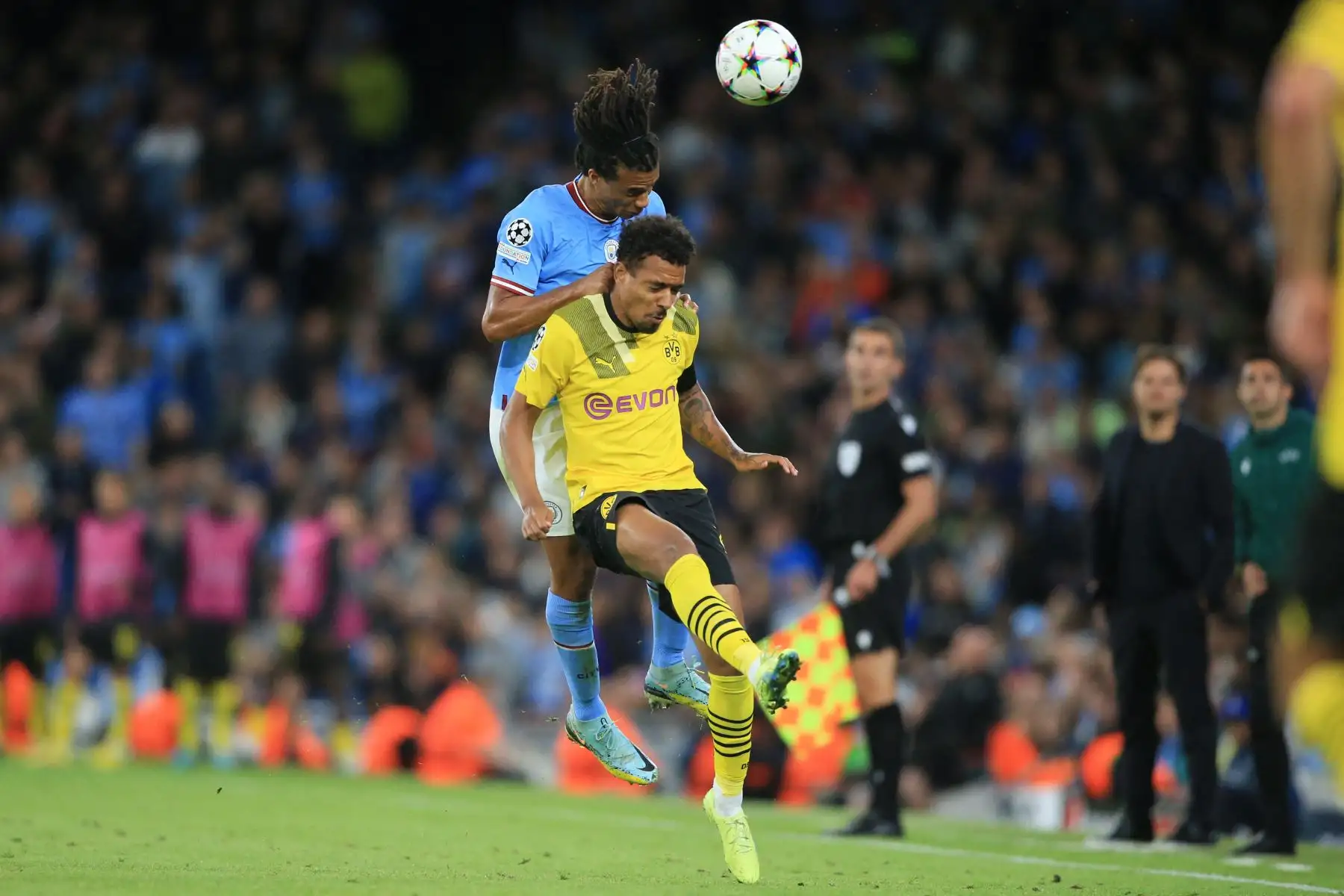 El delantero holandés del Dortmund, Donyell Malen , compite por el balón con el defensor holandés del Manchester City, Nathan Ake, durante el partido de fútbol del grupo G de la Liga de Campeones de la UEFA entre el Manchester City de Inglaterra y el Borussia Dortmund de Alemania en el estadio Etihad de Manchester.
Foto: AFP