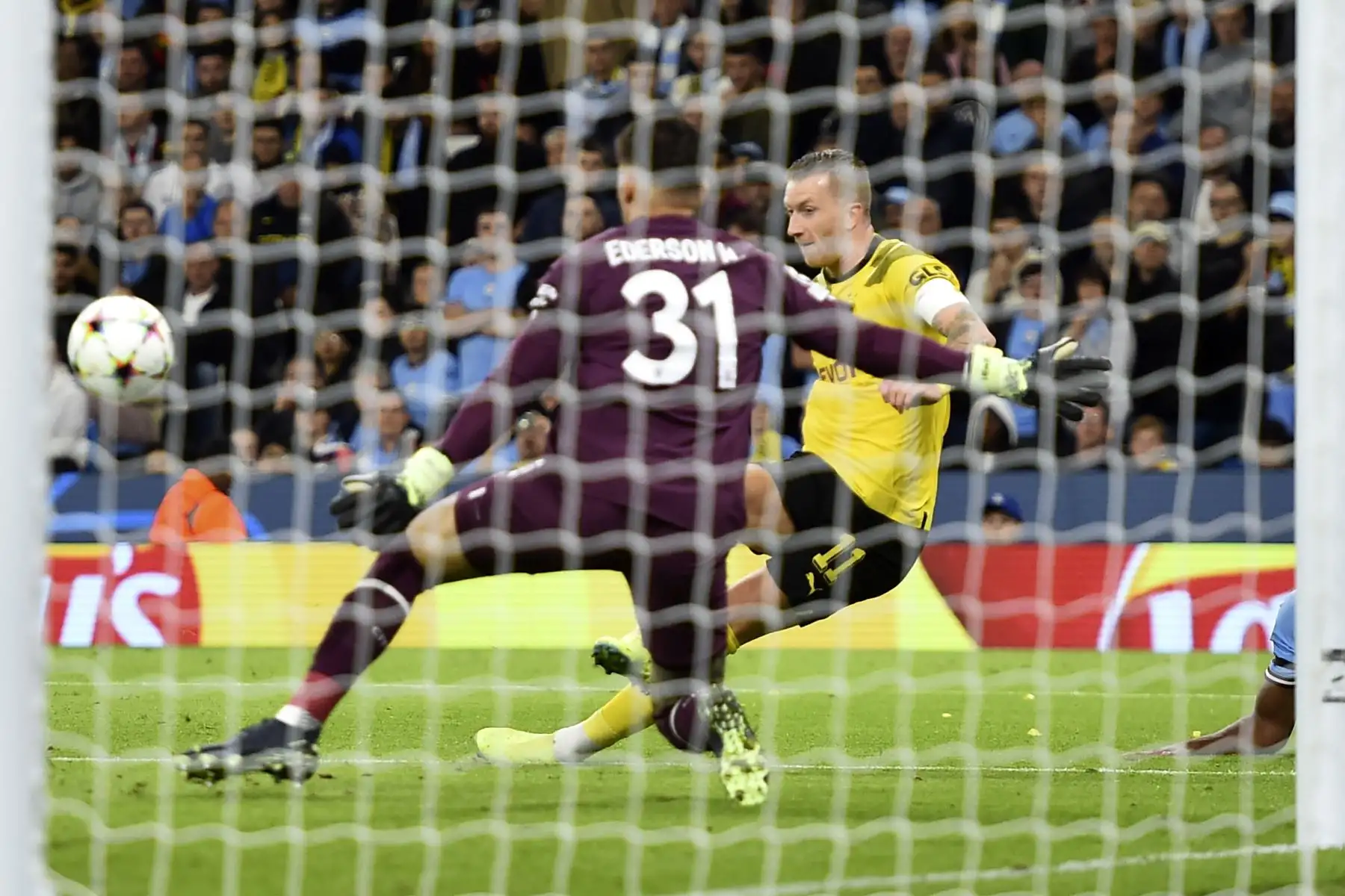 Marco Reus  de Dortmund en acción contra el portero Ederson de Manchester City durante el partido de fútbol del grupo G de la Liga de Campeones de la UEFA entre Manchester City y Borussia Dortmund en Manchester, Gran Bretaña.
Foto: EFE