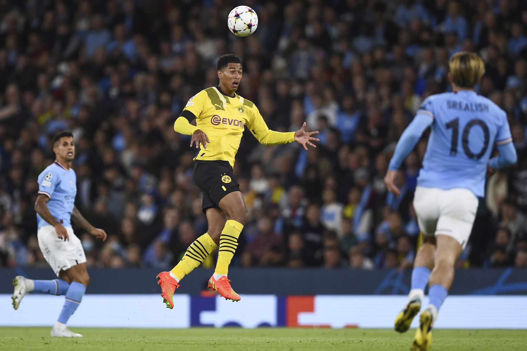 Jude Bellingham  de Dortmund en acción durante el partido de fútbol del grupo G de la UEFA Champions League entre Manchester City y Borussia Dortmund en Manchester, Gran Bretaña.
Foto: EFE