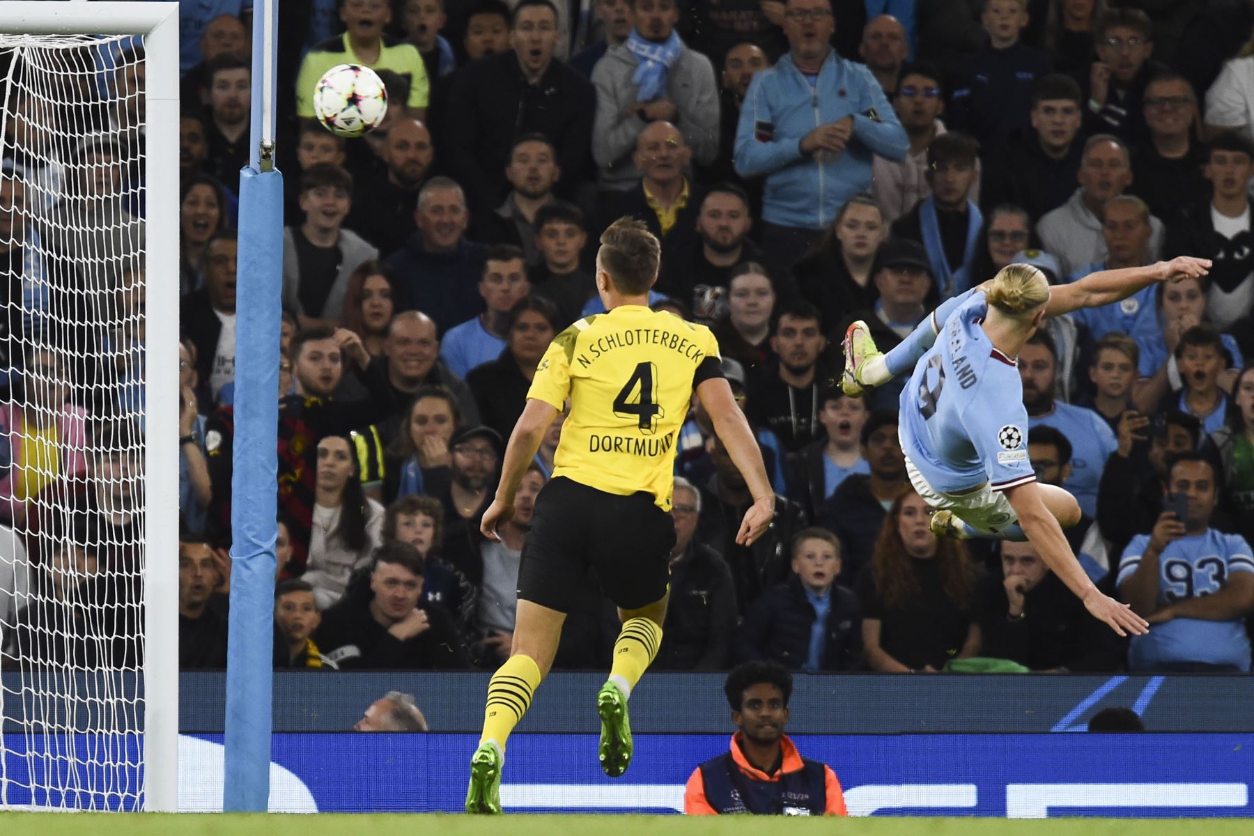 Erving Haaland del Manchester City anota la ventaja de 2-1 durante el partido de fútbol del grupo G de la Liga de Campeones de la UEFA entre el Manchester City y el Borussia Dortmund en Manchester, Gran Bretaña.
Foto: EFE