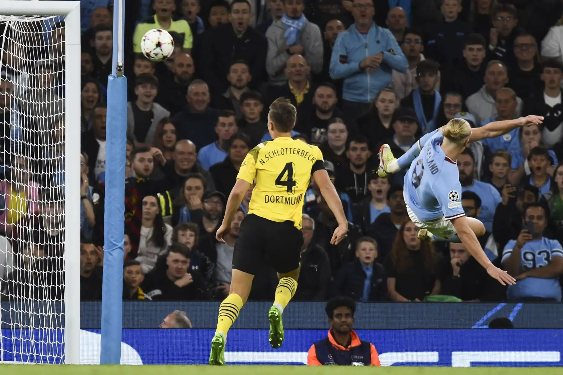 Erving Haaland del Manchester City anota la ventaja de 2-1 durante el partido de fútbol del grupo G de la Liga de Campeones de la UEFA entre el Manchester City y el Borussia Dortmund en Manchester, Gran Bretaña.
Foto: EFE