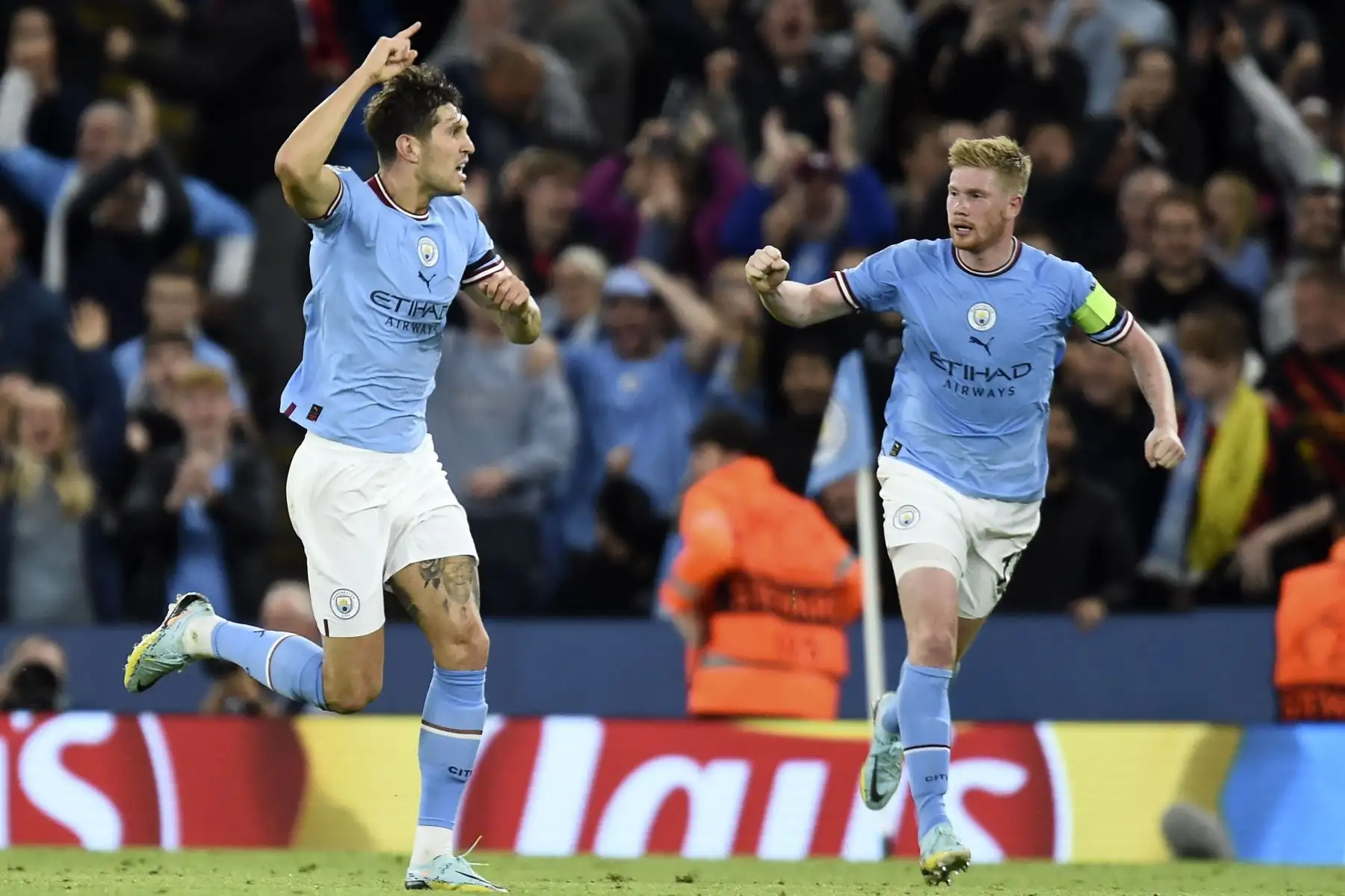 John Stones  del Manchester City celebra tras anotar el gol del empate 1-1 durante el partido de fútbol del grupo G de la Liga de Campeones de la UEFA entre el Manchester City y el Borussia Dortmund en Manchester, Gran Bretaña.
Foto: EFE