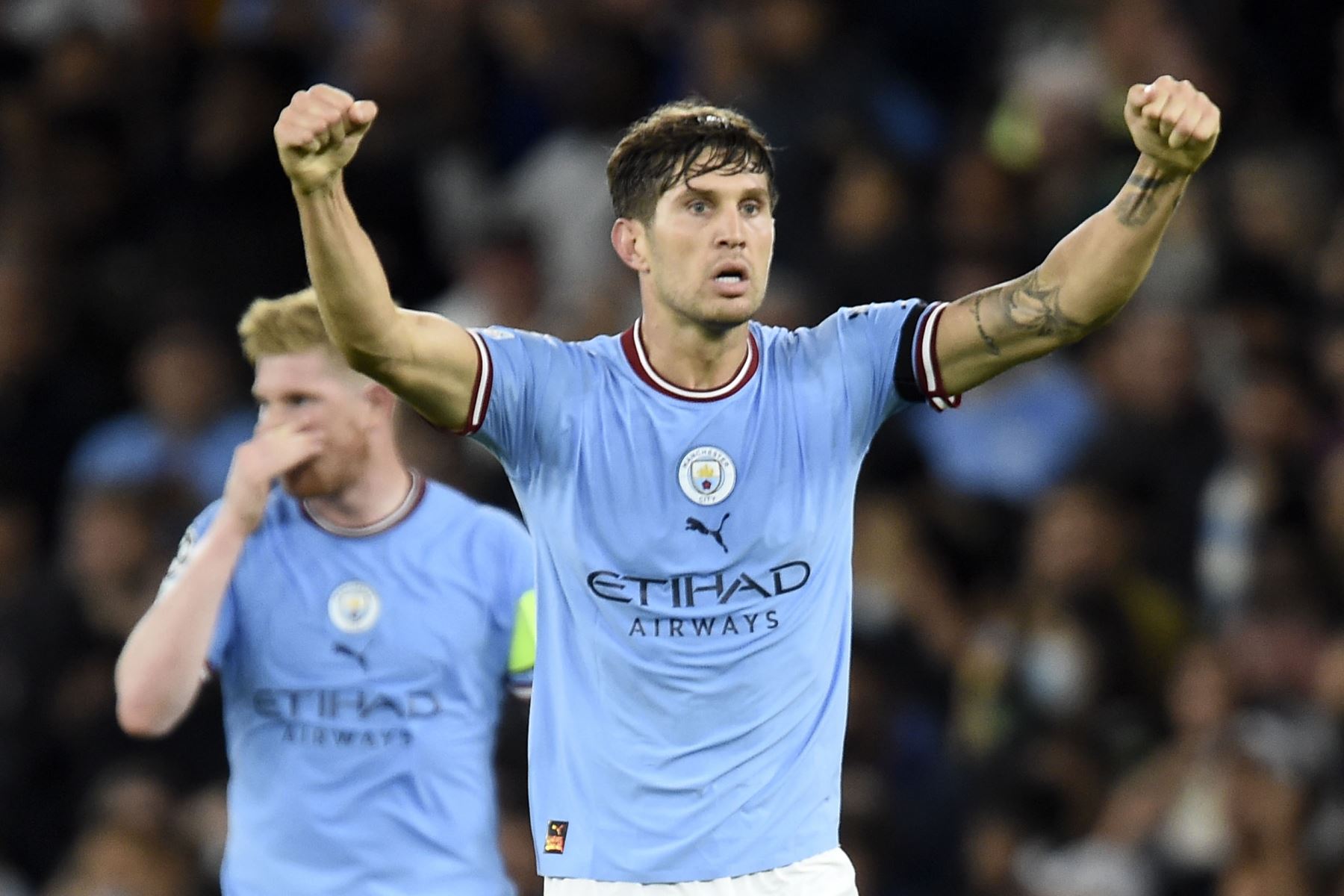 John Stones del Manchester City celebra tras anotar el gol del empate 1-1 durante el partido de fútbol del grupo G de la Liga de Campeones de la UEFA entre el Manchester City y el Borussia Dortmund en Manchester, Gran Bretaña.
Foto: EFE