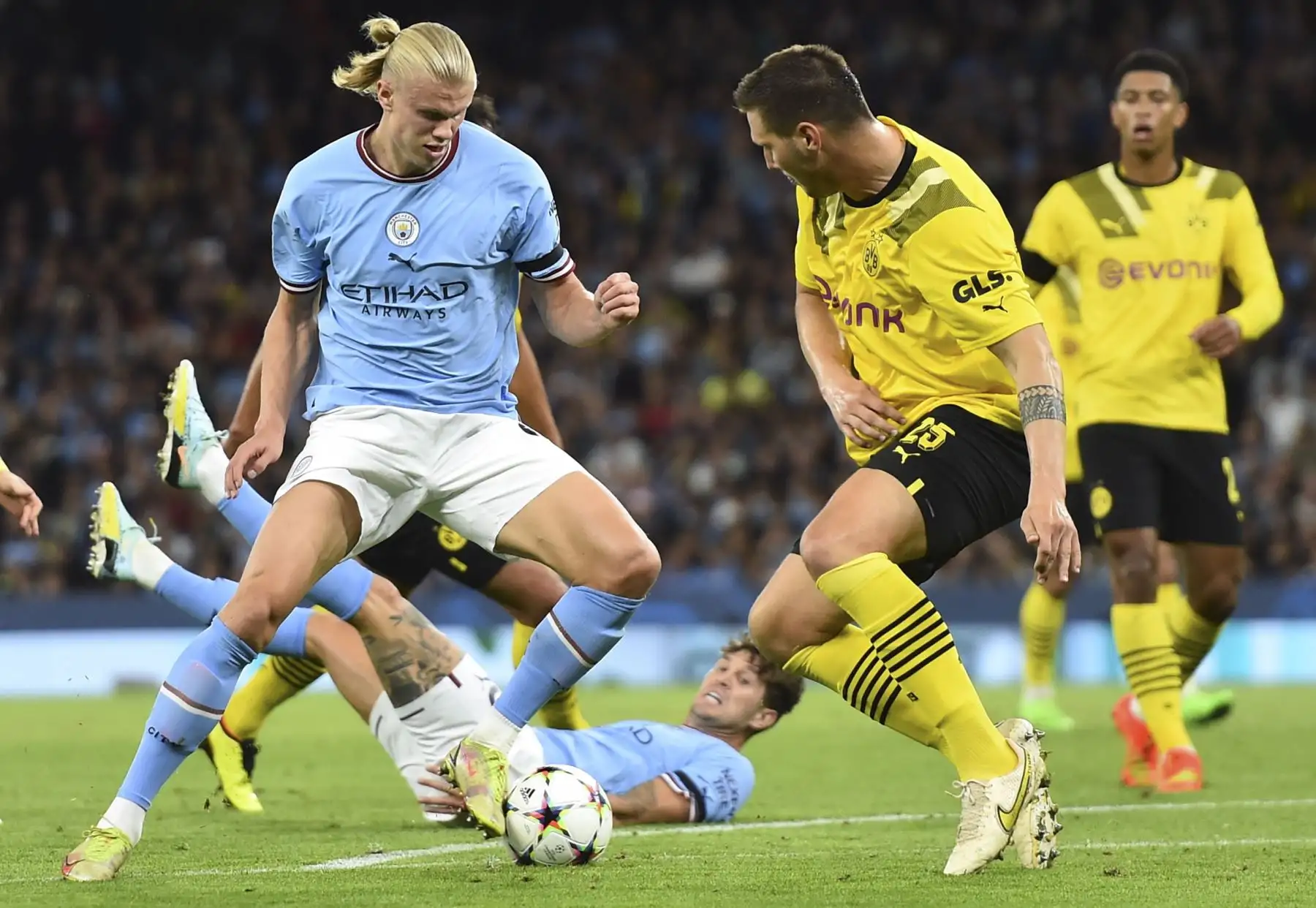 Erling Haaland  de Manchester City en acción contra Niklas Sule  de Dortmund durante el partido de fútbol del grupo G de la Liga de Campeones de la UEFA entre Manchester City y Borussia Dortmund en Manchester, Gran Bretaña.
Foto: EFE