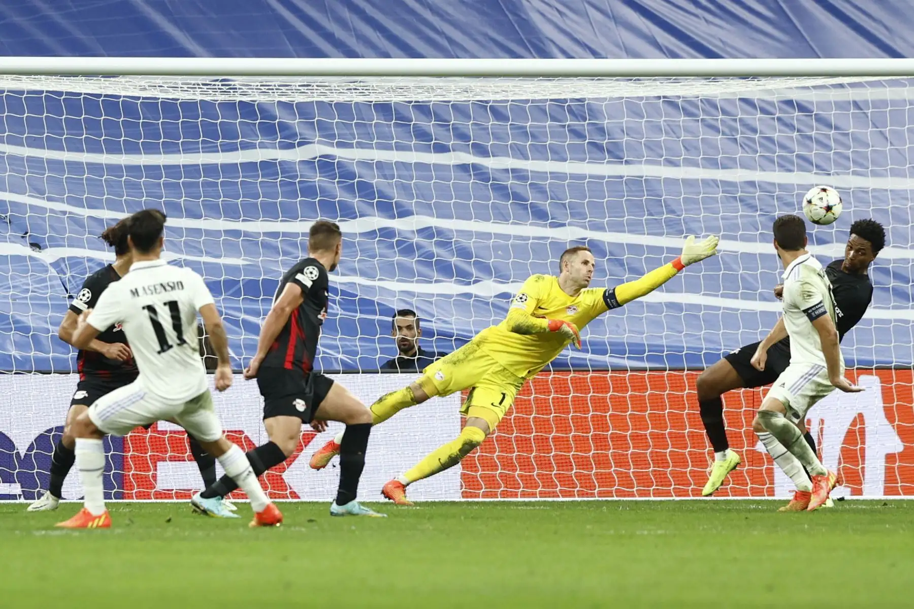 El delantero del Real Madrid Marco Asensio  dispara a puerta para marcar su gol, durante el partido correspondiente al grupo F de la Liga de Campeones de la UEFA que Real Madrid y RB Leipzig disputan.
Foto: EFE