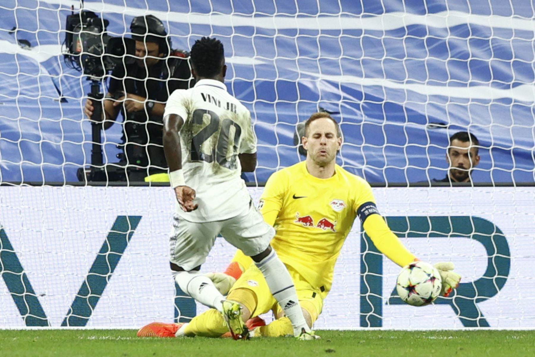 El delantero del Real Madrid Vinicius Jr  dispara a puerta durante el partido correspondiente al grupo F de la Liga de Campeones de la UEFA que Real Madrid y RB Leipzig disputan.
Foto: EFE