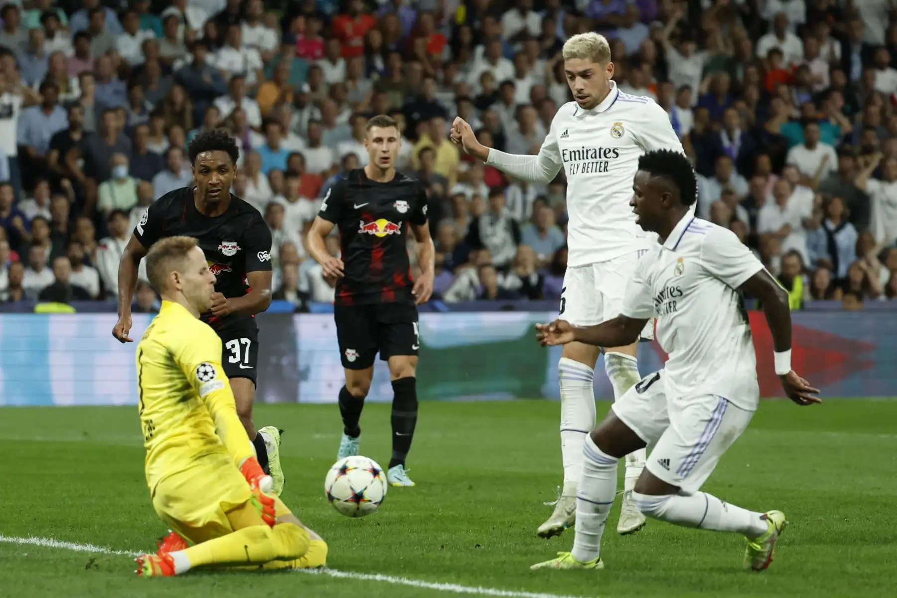 El delantero del Real Madrid Vinicius Jr  dispara a puerta durante el partido correspondiente al grupo F de la Liga de Campeones de la UEFA que Real Madrid y RB Leipzig disputan.
Foto: EFE