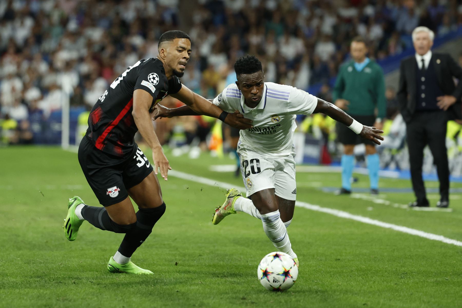 El delantero del Real Madrid Vinicius Jr lucha con Benjamin Henrichs, del Leipzig, durante el partido correspondiente al grupo F de la Liga de Campeones de la UEFA que Real Madrid y RB Leipzig disputan.
Foto: EFE