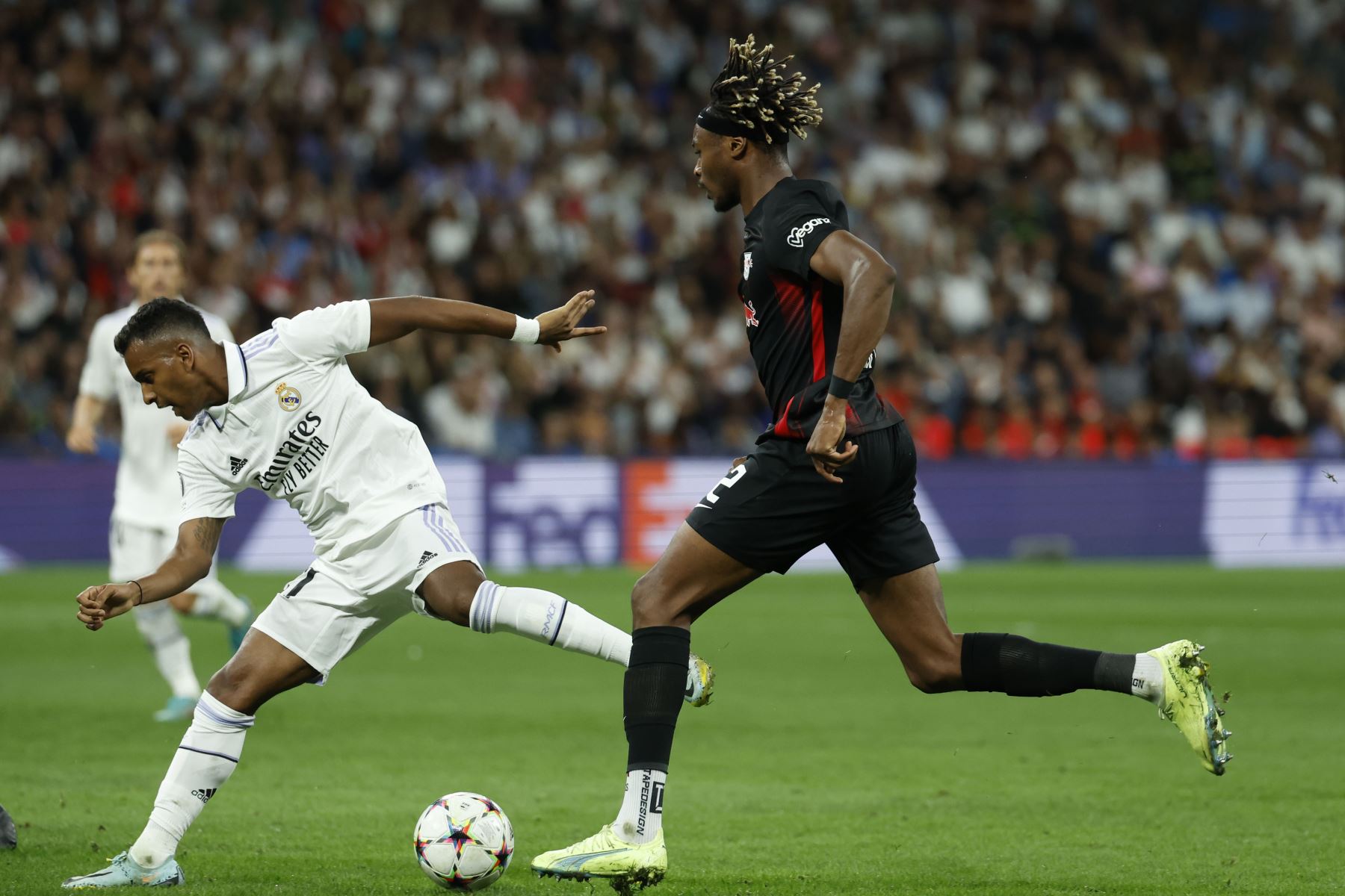 El delantero del Real Madrid Rodrygo lucha con Mohamed Simakan, del RB Leipzig, durante el partido correspondiente al grupo F de la Liga de Campeones de la UEFA que Real Madrid y RB Leipzig disputan.
Foto: EFE