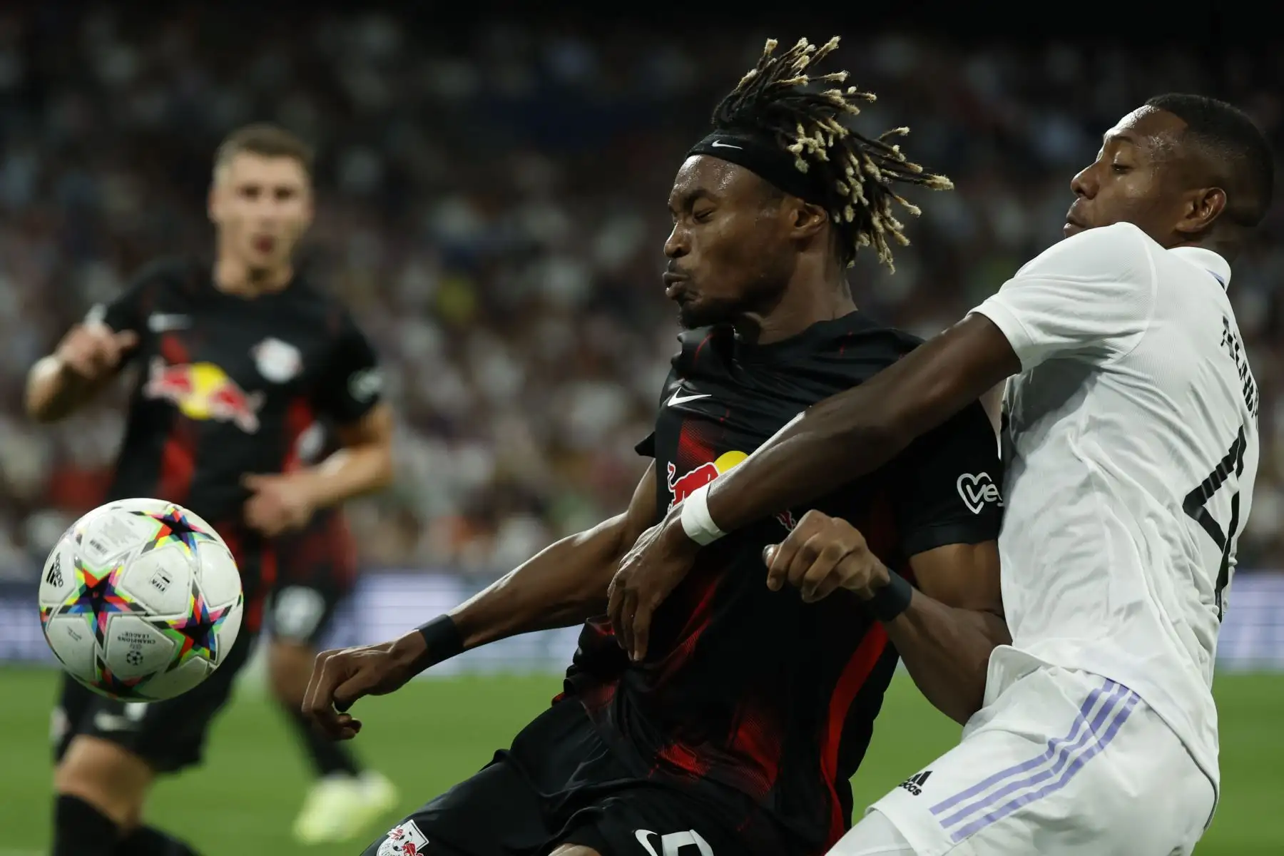 El defensa del Real Madrid David Alaba lucha con Mohamed Simakan, del RB Leipzig, durante el partido correspondiente al grupo F de la Liga de Campeones de la UEFA que Real Madrid y RB Leipzig disputan.
Foto: EFE