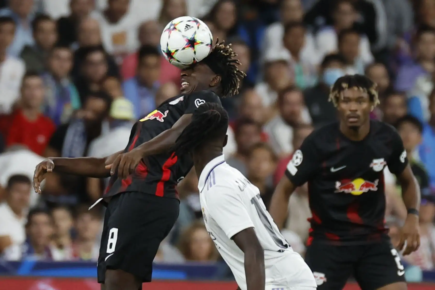 El centrocampista del Real Madrid Eduardo Camavinga  lucha con Amadou Haidara, del RB Leipzig, durante el partido correspondiente al grupo F de la Liga de Campeones de la UEFA que Real Madrid y RB Leipzig disputan.
Foto: EFE