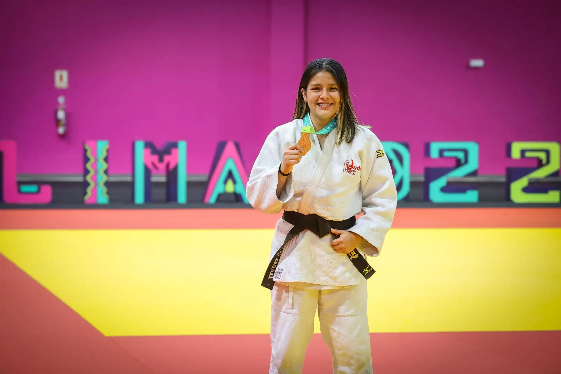 La destacada judoca nacional Luciana Julca, se adjudicó la presea de oro en su categoría en la competencia de la Copa Panamericana Cadete-Junior y Open Panamericano Lima 2022 que se realiza en Polideportivo 3 de la Videna.
Foto: ANDINA/Andrés Valle