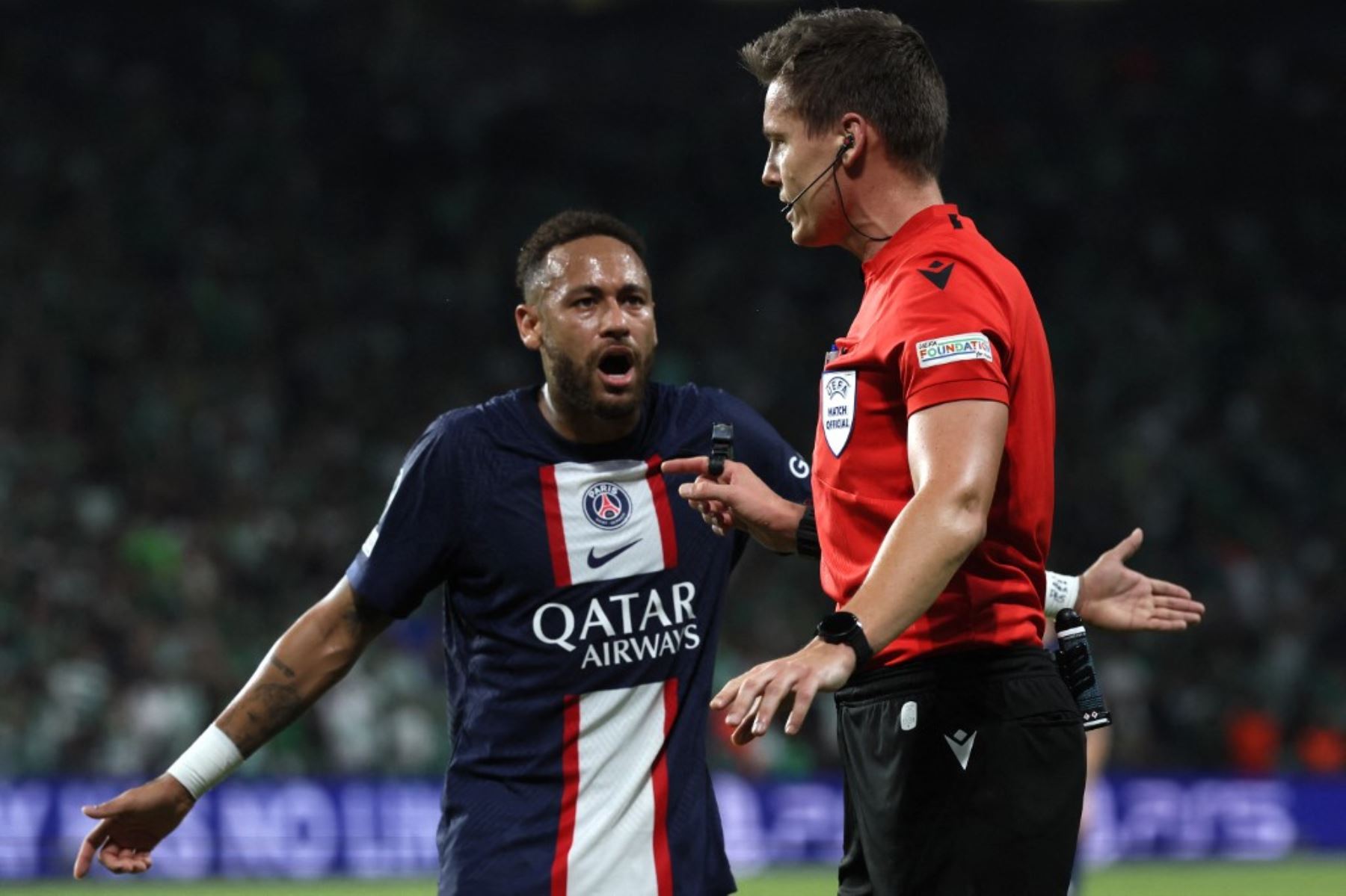 Neymar pierde los papeles y emprende contra árbitro que lo amonestó