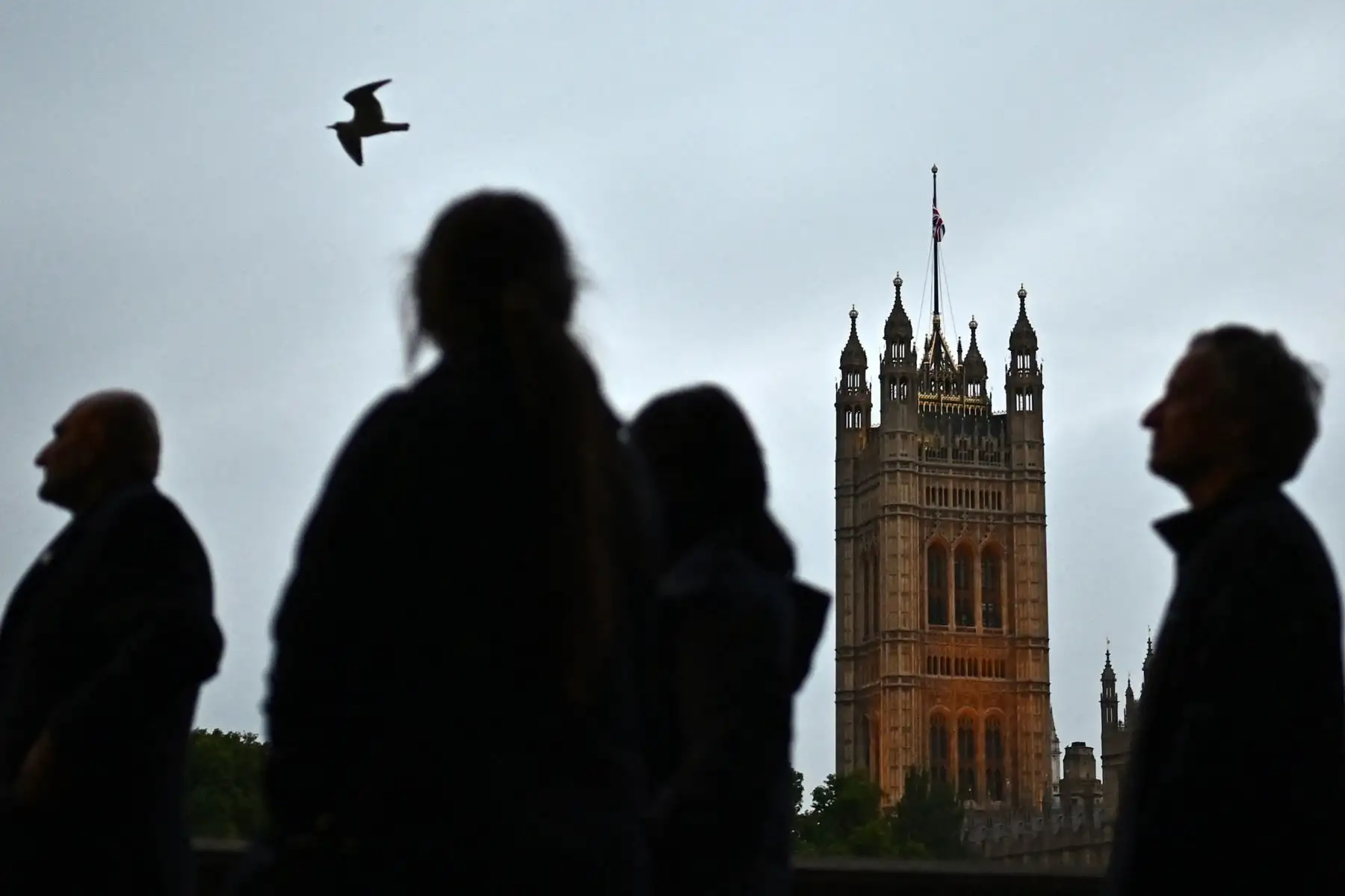 Los miembros del público hacen cola a lo largo de la orilla sur del río Támesis, frente al Palacio de Westminster, mientras esperan en la fila para presentar sus respetos a la difunta Reina Isabel II, en Londres. Foto: AFP