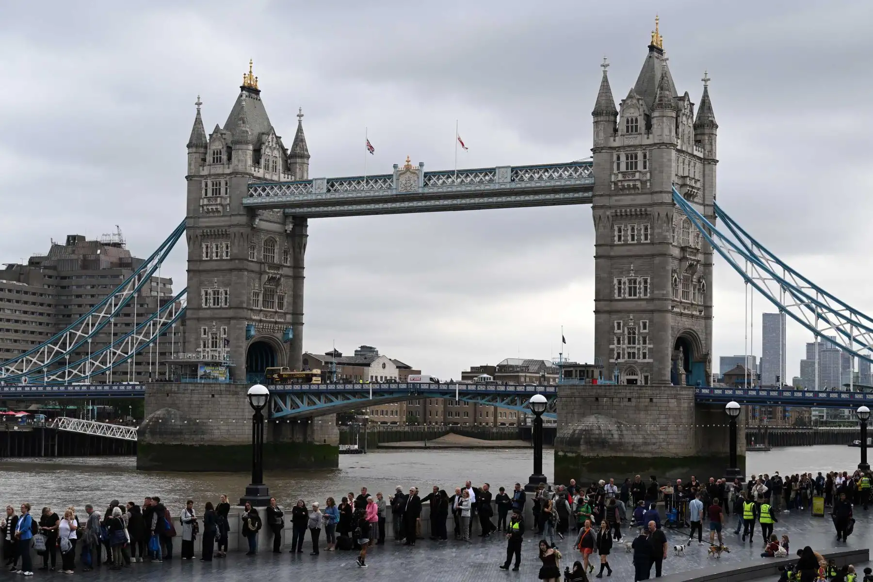Público hace cola en la orilla sur del río Támesis, junto al Tower Bridge, mientras esperan en fila para presentar sus respetos a la difunta reina Isabel II, en Londres. Foto: AFP