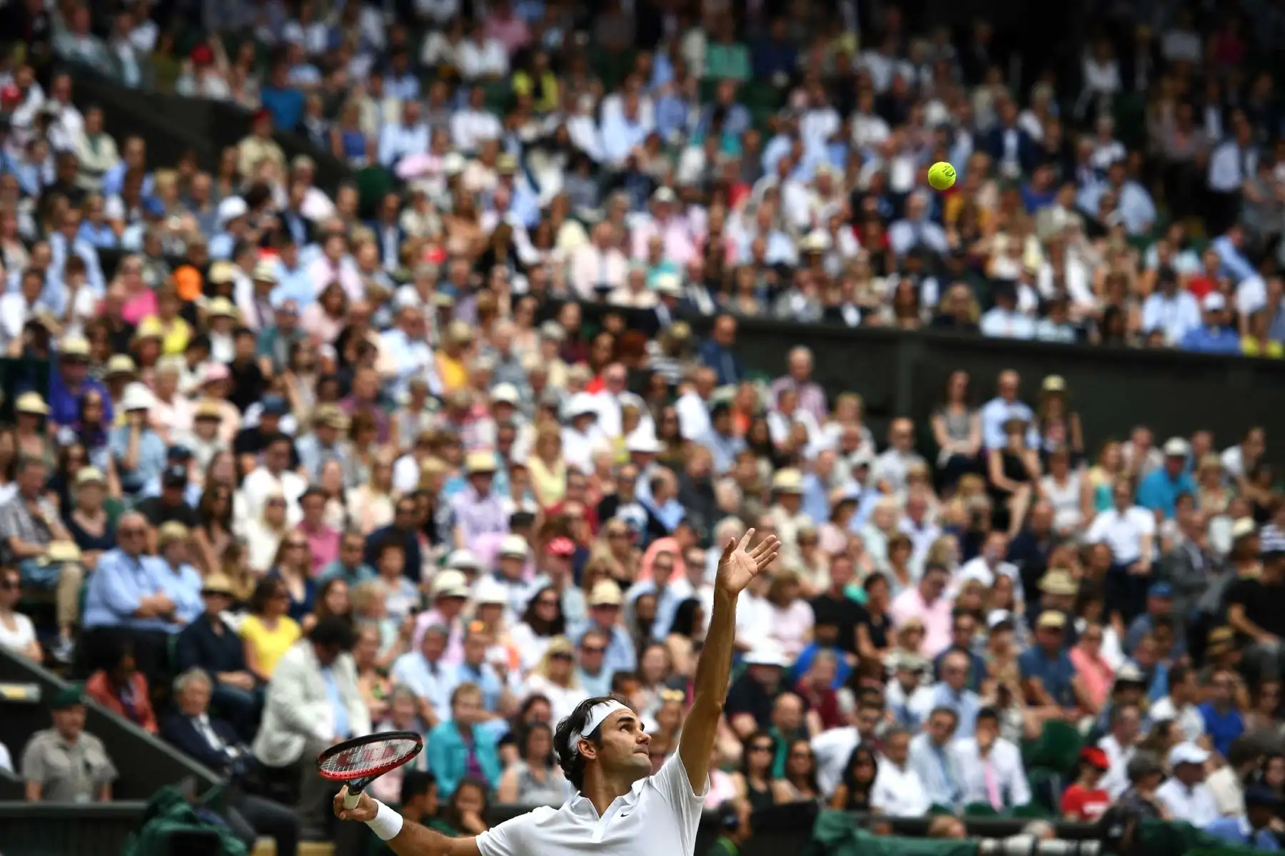 En esta foto de archivo tomada el 8 de julio de 2016, Roger Federer de Suiza sirve a Milos Raonic de Canadá durante el partido de semifinales masculino en el duodécimo día del Campeonato de Wimbledon 2016 . Foto: AFP