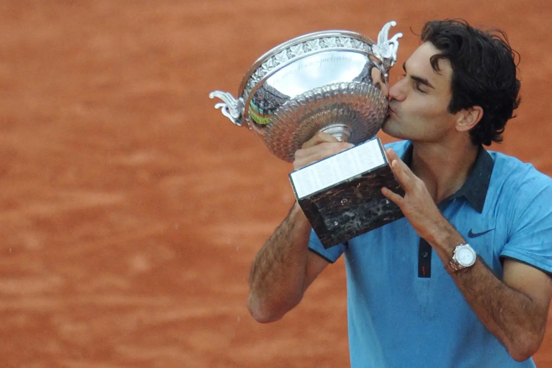 En esta foto de archivo tomada el 7 de junio de 2009, el suizo Roger Federer besa el trofeo después de ganar contra el jugador sueco Robin Soderling durante el último partido de tenis masculino del Abierto de Francia en el estadio Roland Garros en París. Foto: AFP