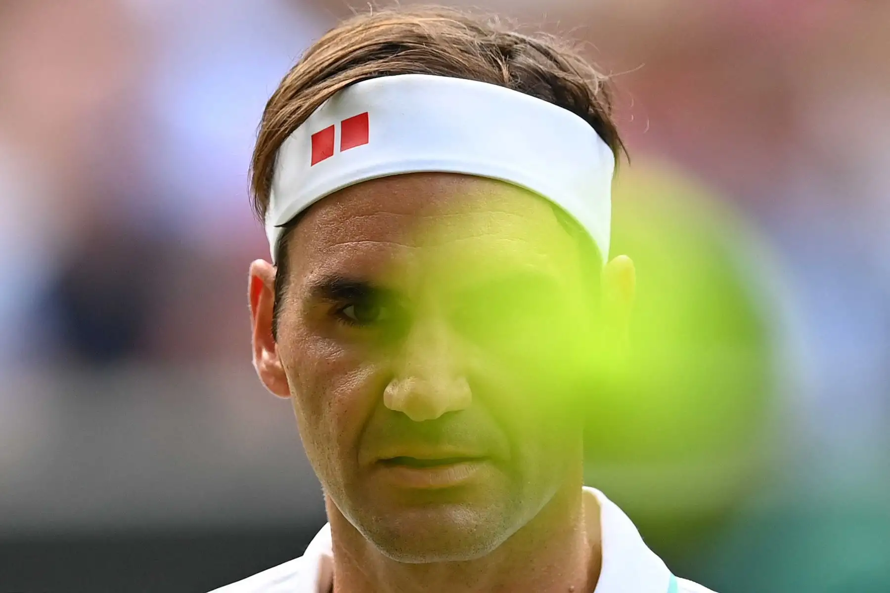 En esta foto de archivo tomada el 1 de julio de 2021, el suizo Roger Federer solicita una pelota antes de servir contra el francés Richard Gasquet durante el partido de segunda ronda de individuales masculinos en el cuarto día del Campeonato de Wimbledon 2021. Foto: AFP