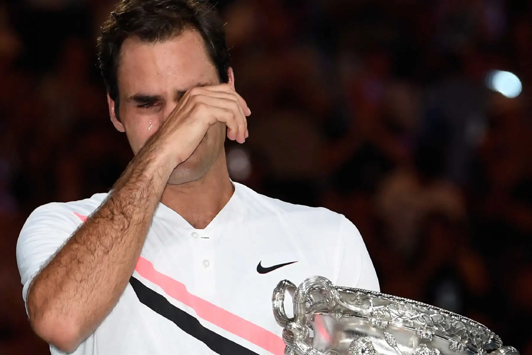 En esta foto de archivo tomada el 28 de enero de 2018, Roger Federer de Suiza sostiene el trofeo de ganador después de vencer a Marin Cilic de Croacia. Foto: AFP