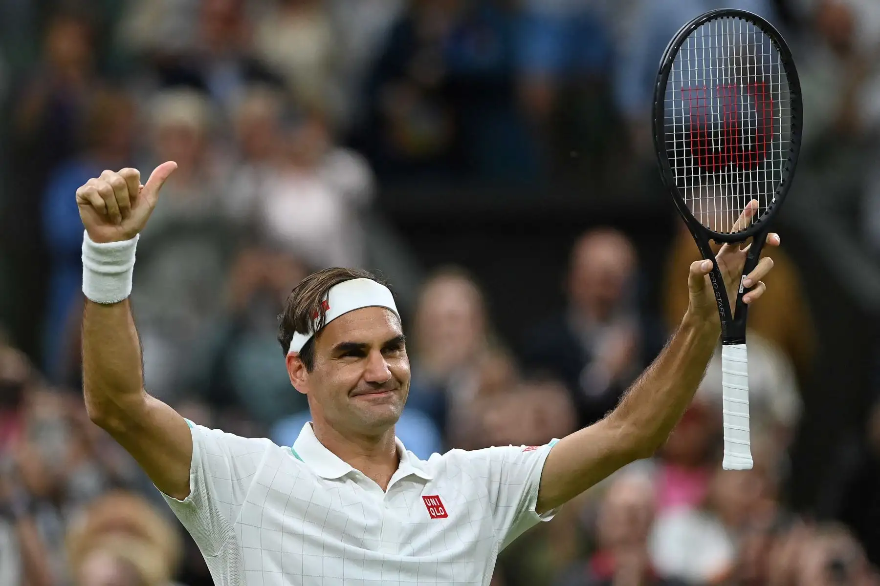 Roger Federer de Suiza celebra su victoria contra Lorenzo Sonego de Italia durante su partido de la cuarta ronda de individuales masculinos en el séptimo día del Campeonato de Wimbledon 2021 en el All England Tennis Club en Wimbledon, suroeste de Londres. Foto: AFP