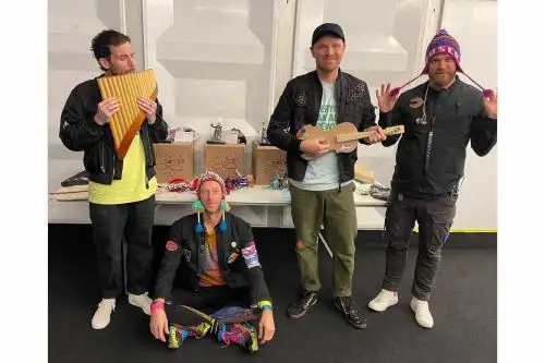 Banda británica, liderada por Chris Martin, mostró en sus redes sociales los regalos que recibieron por sus fans peruanos. Foto: Facebook oficial de Coldplay
