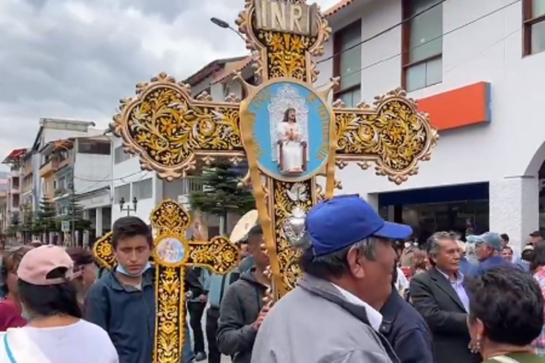En setiembre de cada año la ciudad de Huaraz, capital de la región Áncash, así como otras localidades de ese departamento, celebran una de sus festividades más emblemáticas: la Exaltación de la Santa Cruz, que congrega a una multitud de fieles que participan en procesiones que recorren la ciudad.