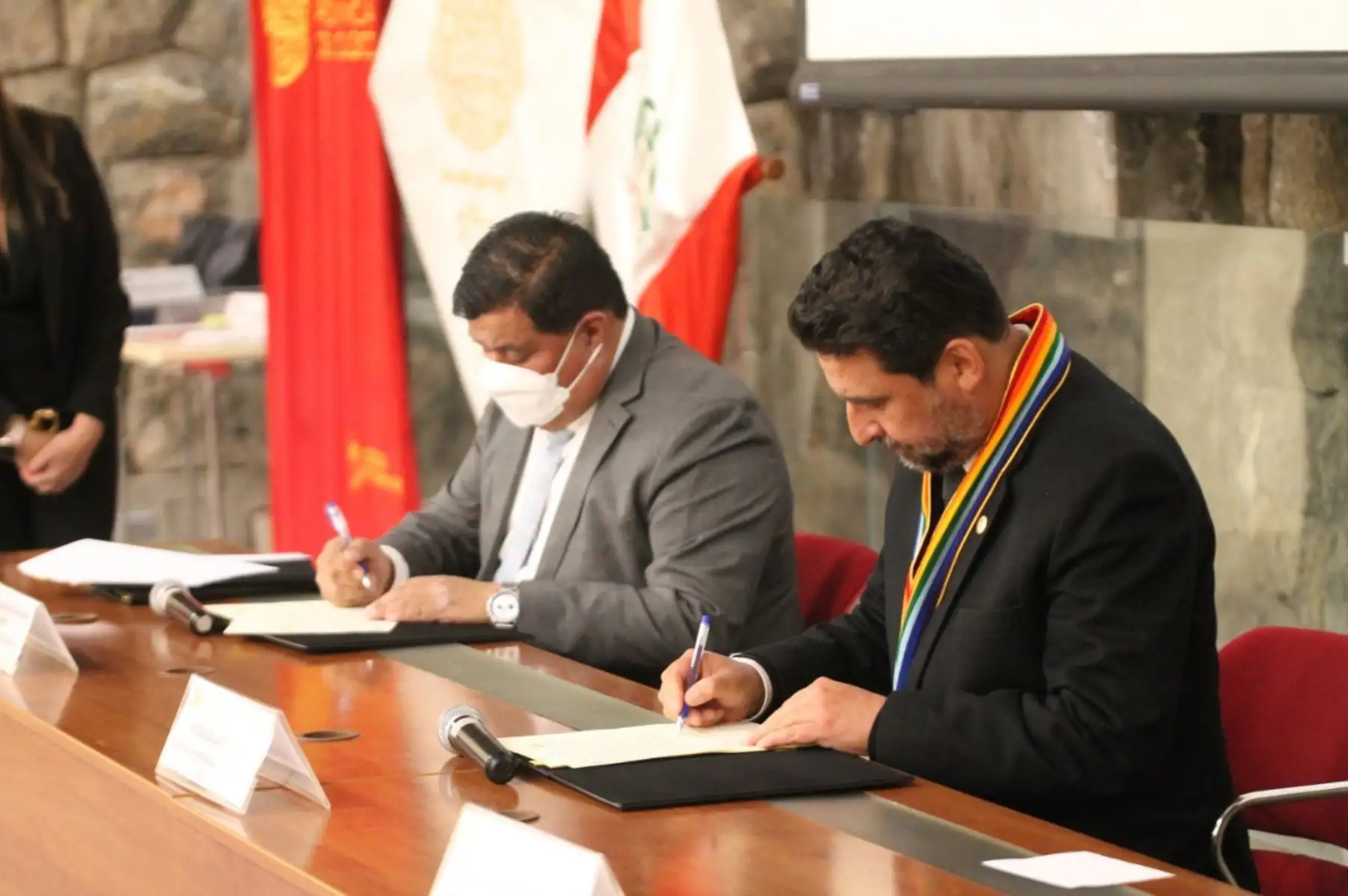 Autoridades de Migraciones y del municipio provincial del Cusco firman convenio de cooperación interinstitucional. Foto: ANDINA/Difusión