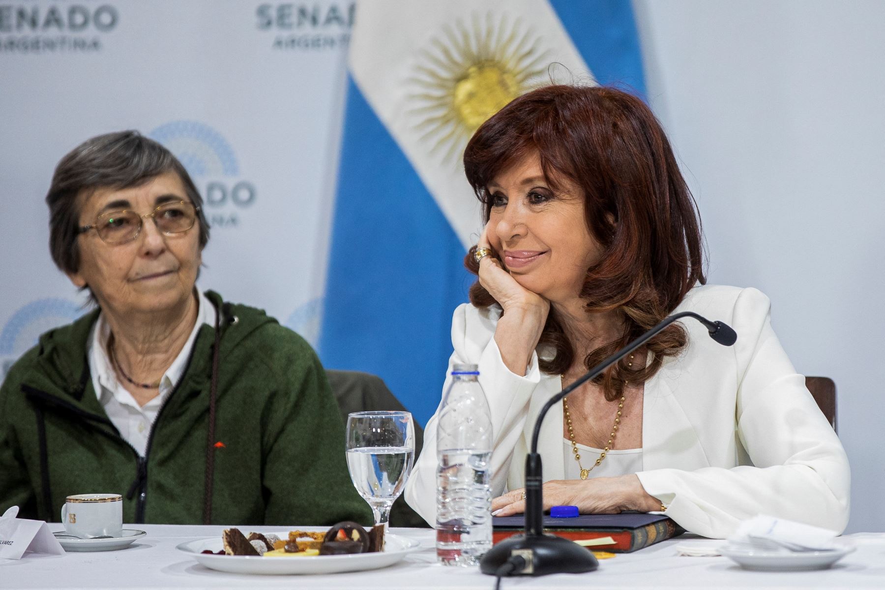 Cristina Kirchner evocó la solidaridad de su compatriota el papa Francisco, luego de ser víctima hace dos semanas de un intento de homicidio a las puertas de su casa en Buenos Aires, del cual resultó ilesa "gracias a Dios y la Virgen". Foto: AFP