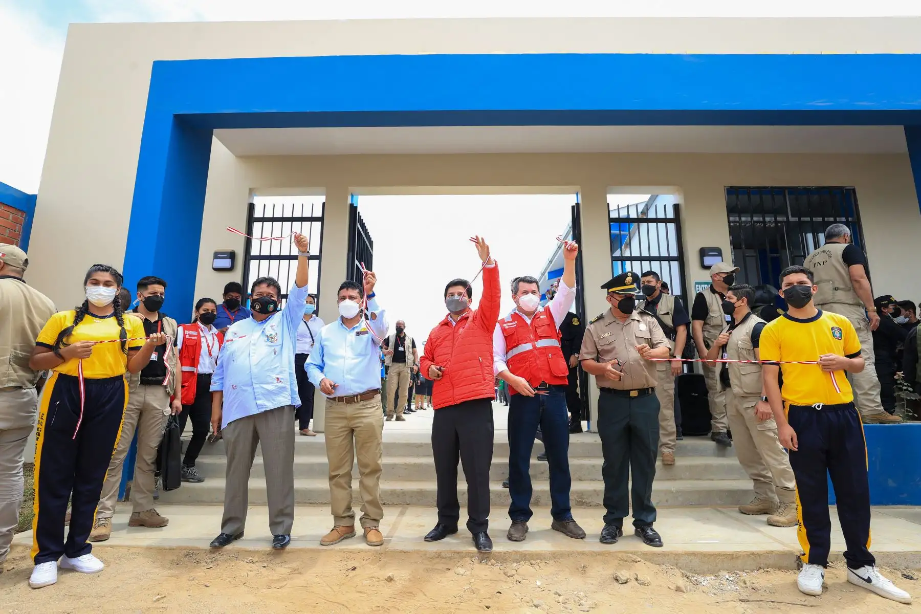 El presidente de la República, Pedro Castillo Terrones, inauguró hoy la Institución Educativa SO1 PNP Carlos Teodoro Puell Mendoza en el distrito de Tumbes, obra que beneficiará a 646 alumnos de inicial, primaria y secundaria. Foto: ANDINA/Presidencia Perú