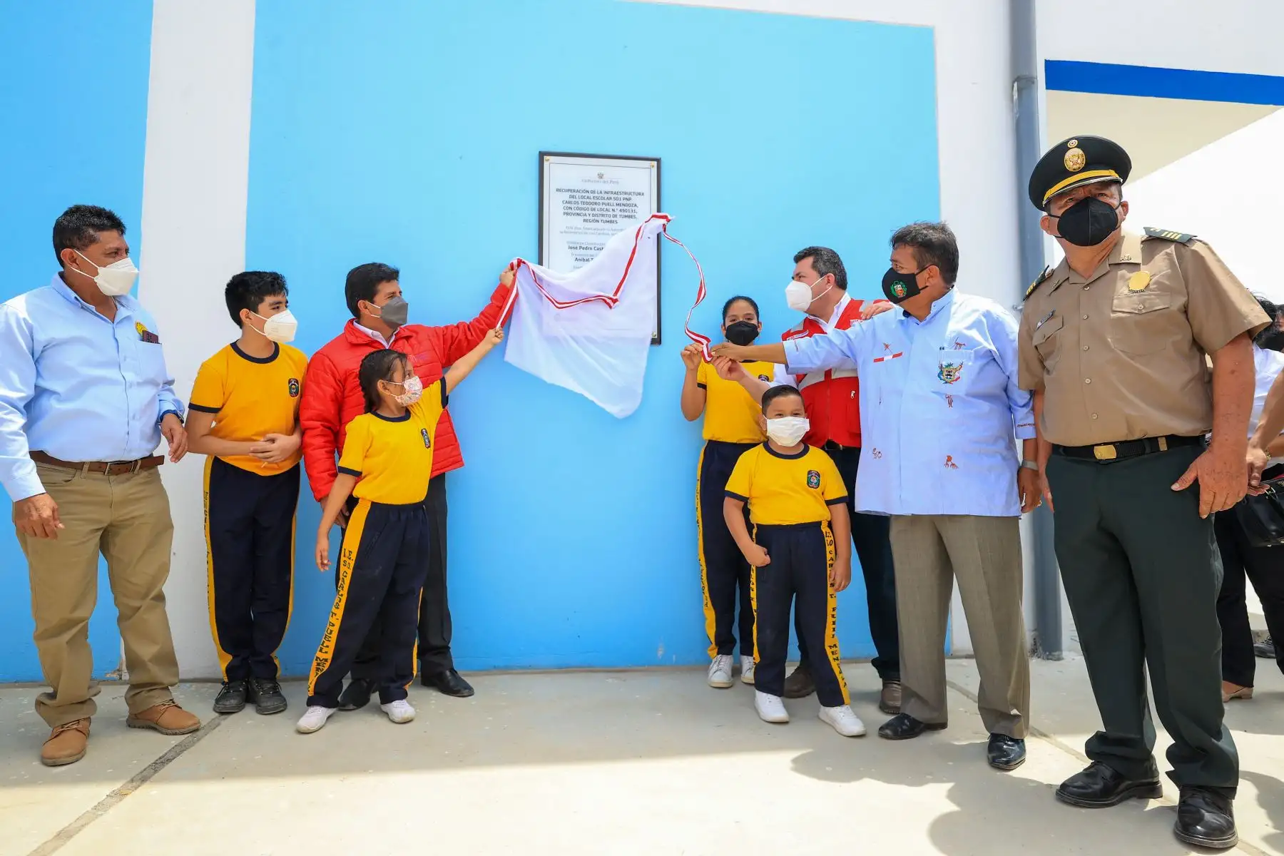 El presidente de la República, Pedro Castillo Terrones, inauguró hoy la Institución Educativa SO1 PNP Carlos Teodoro Puell Mendoza en el distrito de Tumbes, obra que beneficiará a 646 alumnos de inicial, primaria y secundaria. Foto: ANDINA/Presidencia Perú