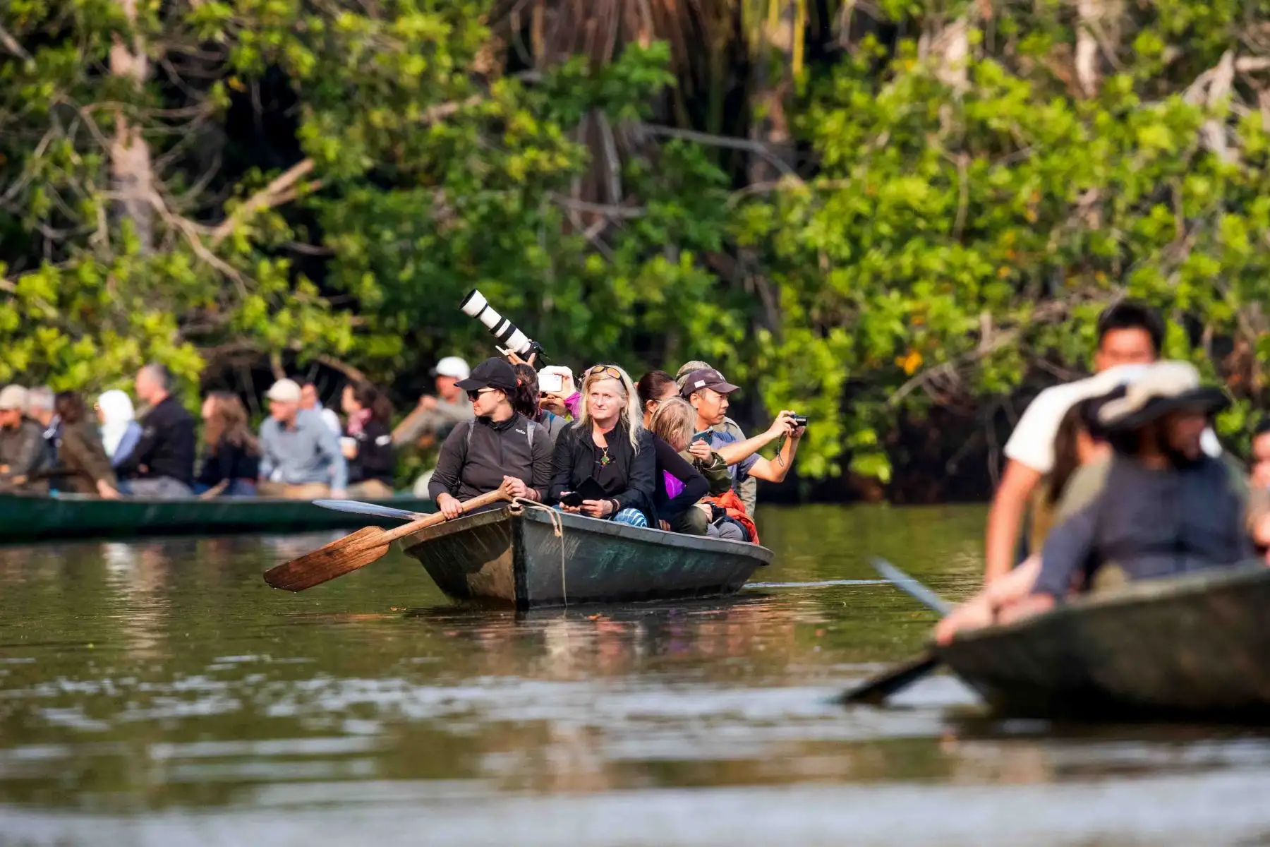 Turistas visitan la Laguna Sandoval de la Reserva Nacional de Tambopata, accesible a través de Puerto Maldonado, tiene una extensión de más de 274.000 hectáreas, lo que la convierte en una extensísima muestra de la selva húmeda tropical.  Foto: ANDINA/ Carlos Lezama Villantoy