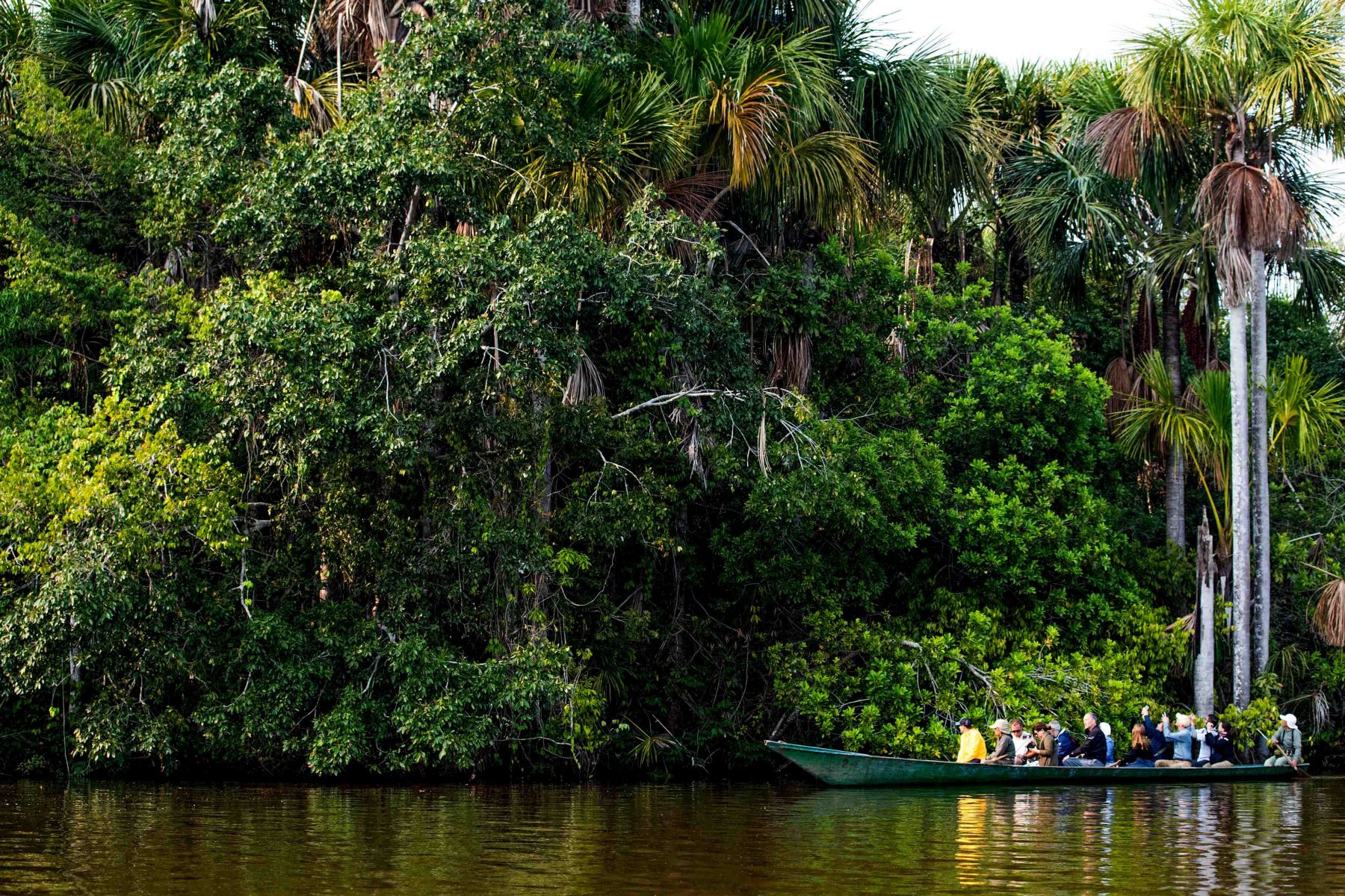 Turistas visitan la Laguna Sandoval de la Reserva Nacional de Tambopata, accesible a través de Puerto Maldonado, tiene una extensión de más de 274.000 hectáreas, lo que la convierte en una extensísima muestra de la selva húmeda tropical.  Foto: ANDINA/ Carlos Lezama Villantoy