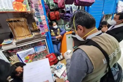La Segunda Fiscalía Provincial Especializada en Delitos Aduaneros y contra la Propiedad Intelectual incautó productos farmacéuticos de procedencia desconocida en el centro comercial El Hueco. Foto: ANDINA/difusión.