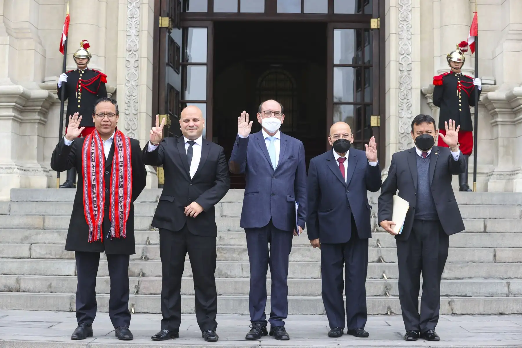 El presidente de la República, Pedro Castillo, acompañado del jefe del Gabinete, Aníbal Torres; con quien sale de Palacio de Gobierno, se dirigen a la sede del Parlamento, con la finalidad de sostener una reunión con el titular del Congreso, José Williams Zapata. Foto:ANDINA/ Prensa Presidencia