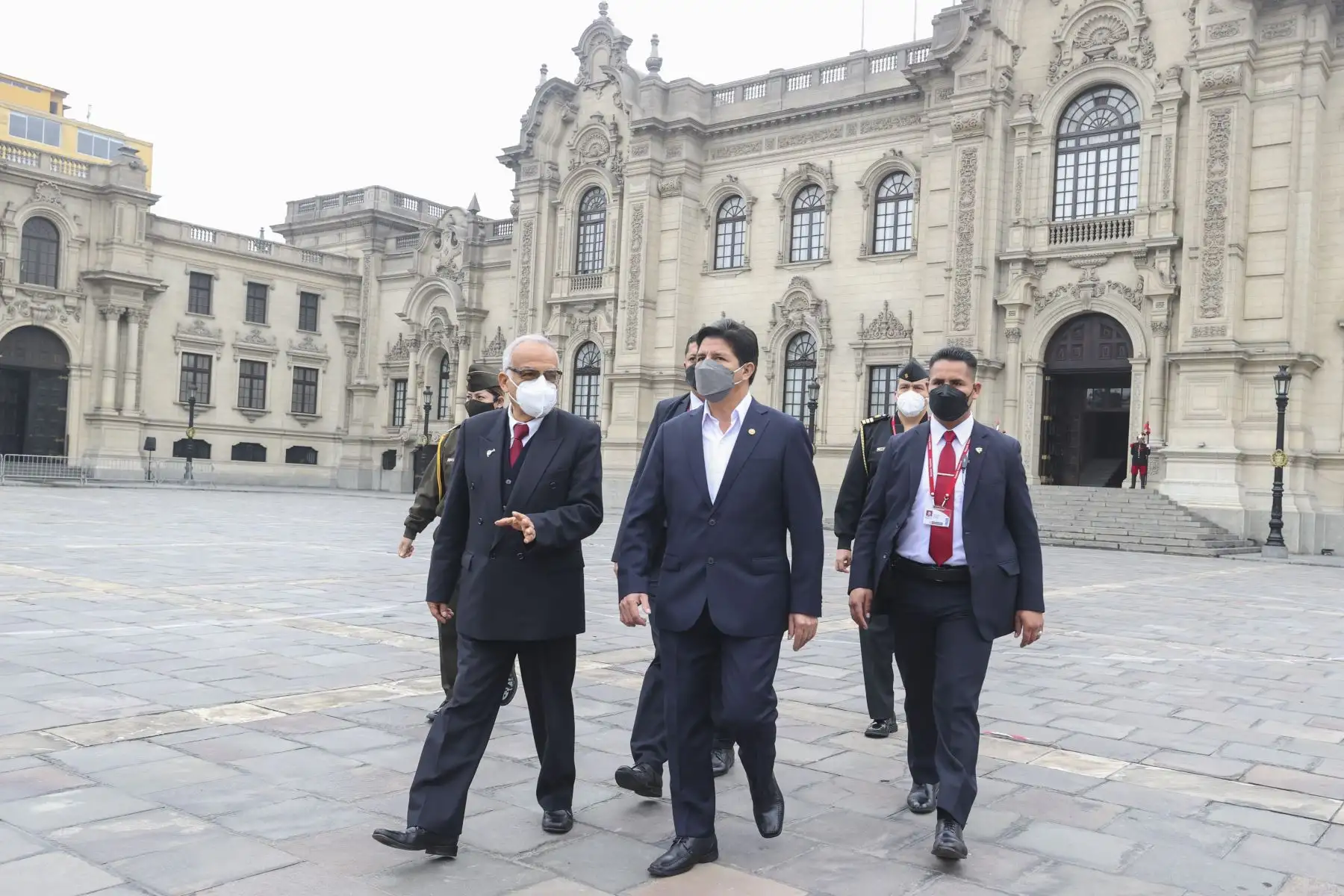 El presidente de la República, Pedro Castillo, acompañado del jefe del Gabinete, Aníbal Torres; con quien sale de Palacio de Gobierno, se dirigen a la sede del Parlamento, con la finalidad de sostener una reunión con el titular del Congreso, José Williams Zapata. Foto:ANDINA/ Prensa Presidencia