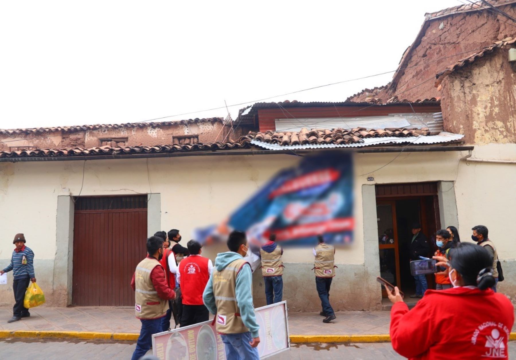 Autoridades municipales de Cusco y del JNE retiraron la propaganda política colocada de manera indebida en el centro histórico de la Ciudad Imperial. ANDINA/Difusión